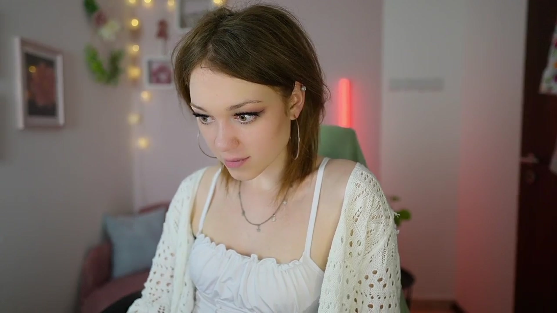 Gallery image thumbnail from Eva_grey18's myfreecams stream on, 03/27/2024, 24:33 image 10 of 20
