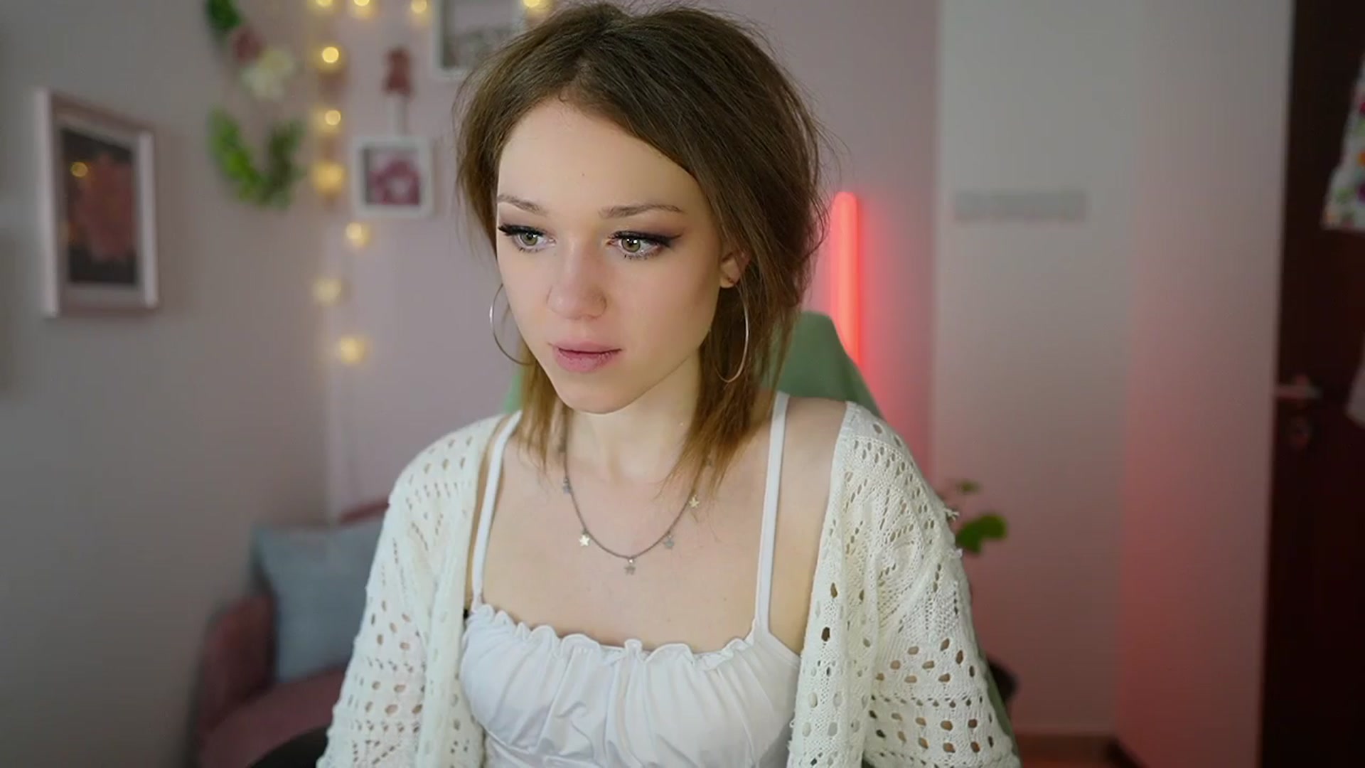 Gallery image thumbnail from Eva_grey18's myfreecams stream on, 03/27/2024, 24:33 image 3 of 20