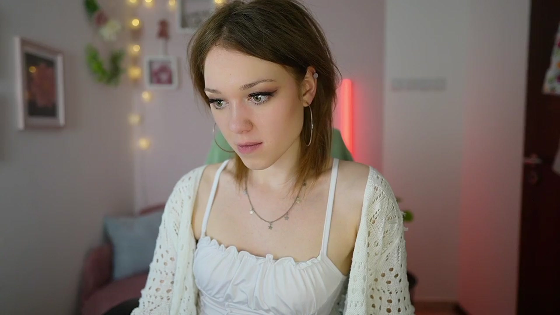 Gallery image thumbnail from Eva_grey18's myfreecams stream on, 03/27/2024, 24:33 image 9 of 20