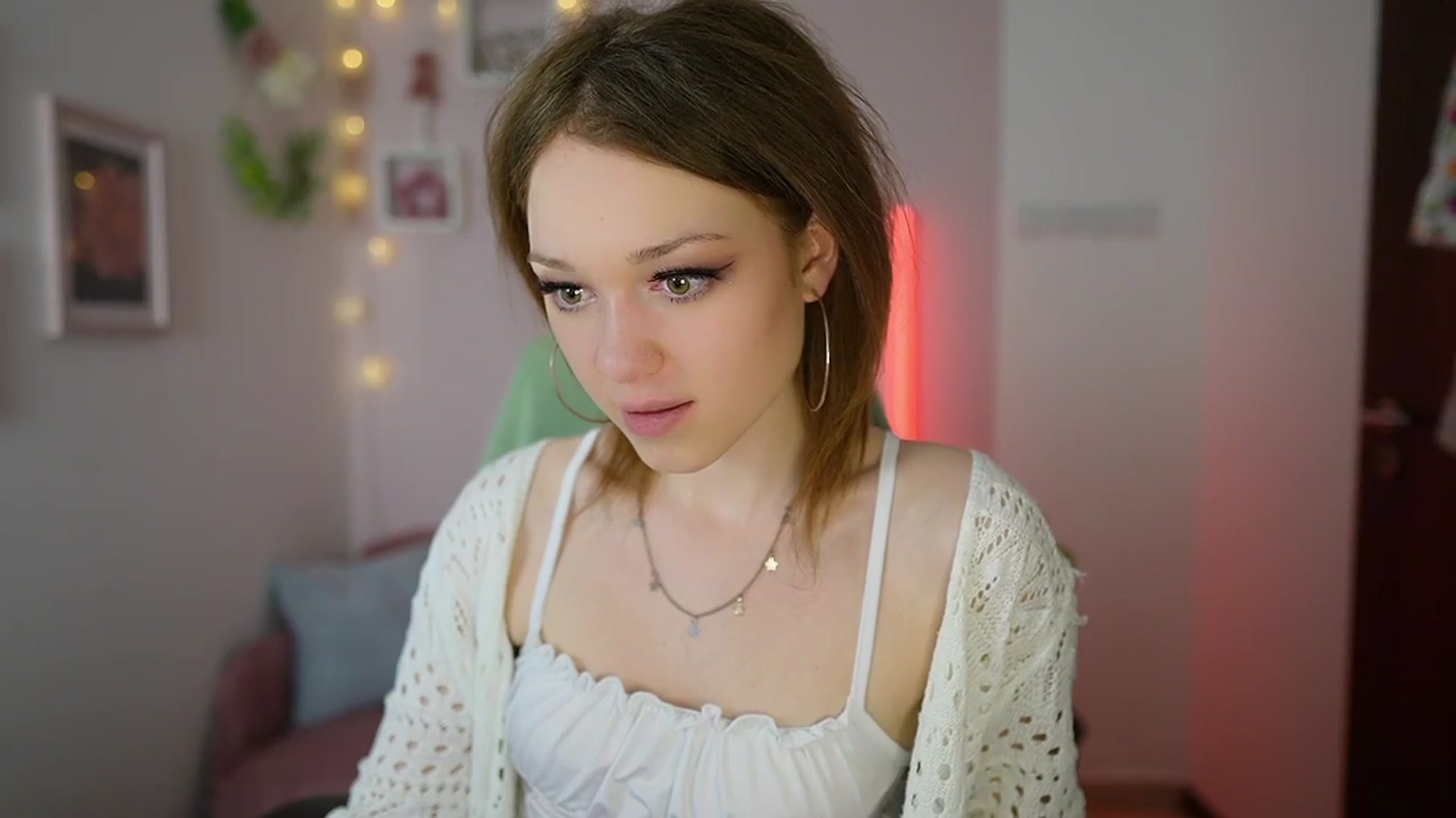 Gallery image thumbnail from Eva_grey18's myfreecams stream on, 03/27/2024, 24:33 image 16 of 20
