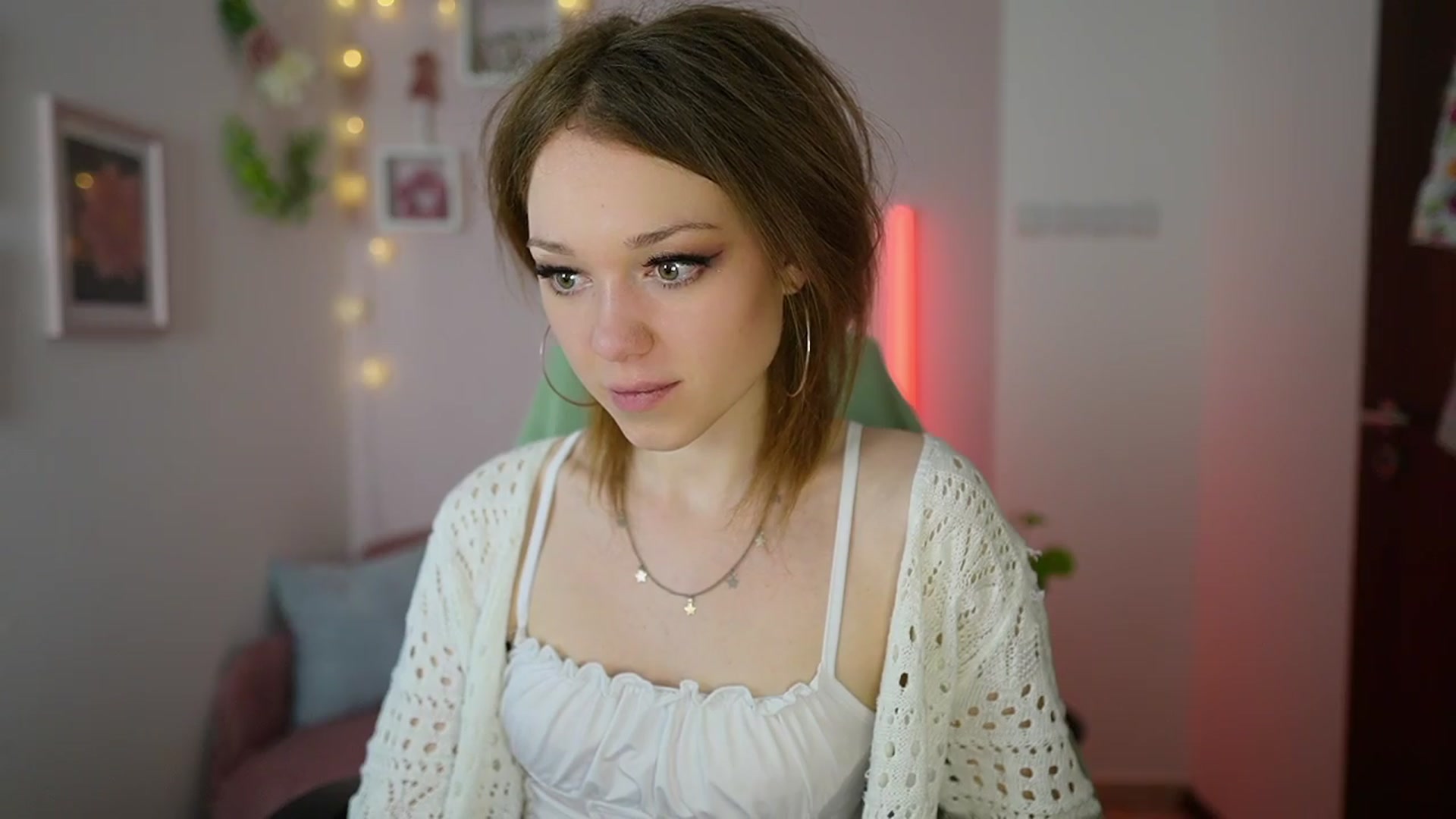 Gallery image thumbnail from Eva_grey18's myfreecams stream on, 03/27/2024, 24:33 image 4 of 20