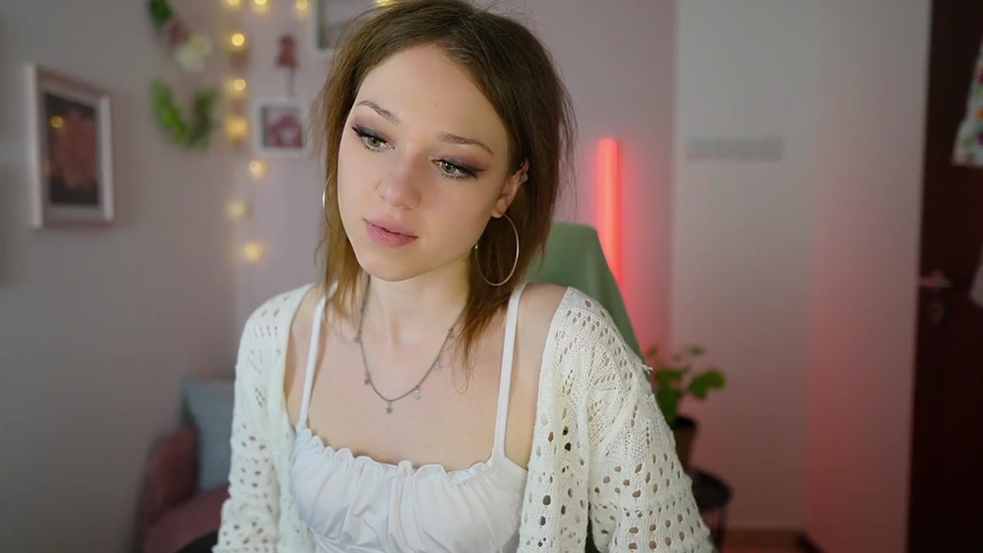 Gallery image thumbnail from Eva_grey18's myfreecams stream on, 03/27/2024, 24:33 image 13 of 20