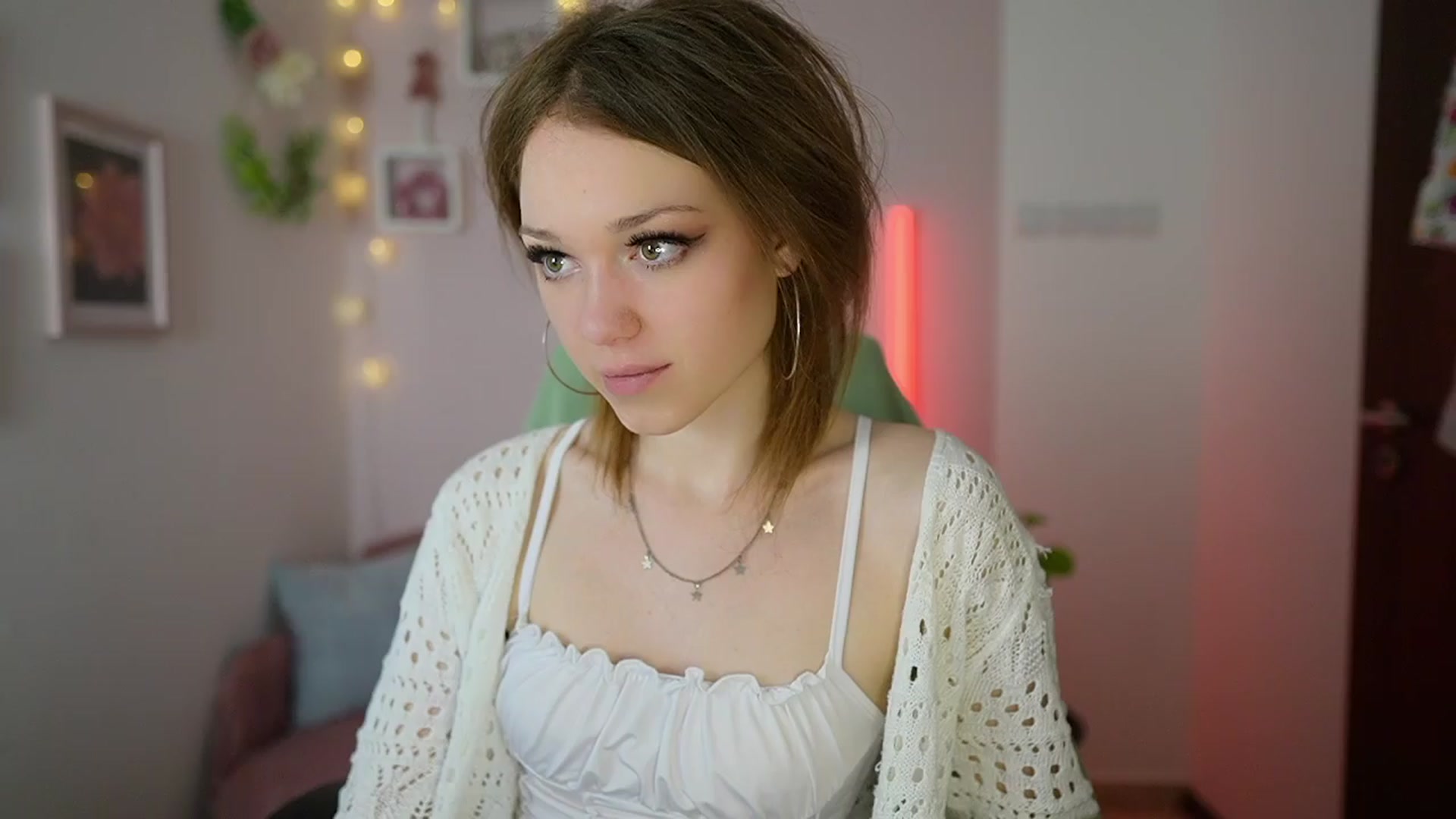 Gallery image thumbnail from Eva_grey18's myfreecams stream on, 03/27/2024, 24:33 image 1 of 20
