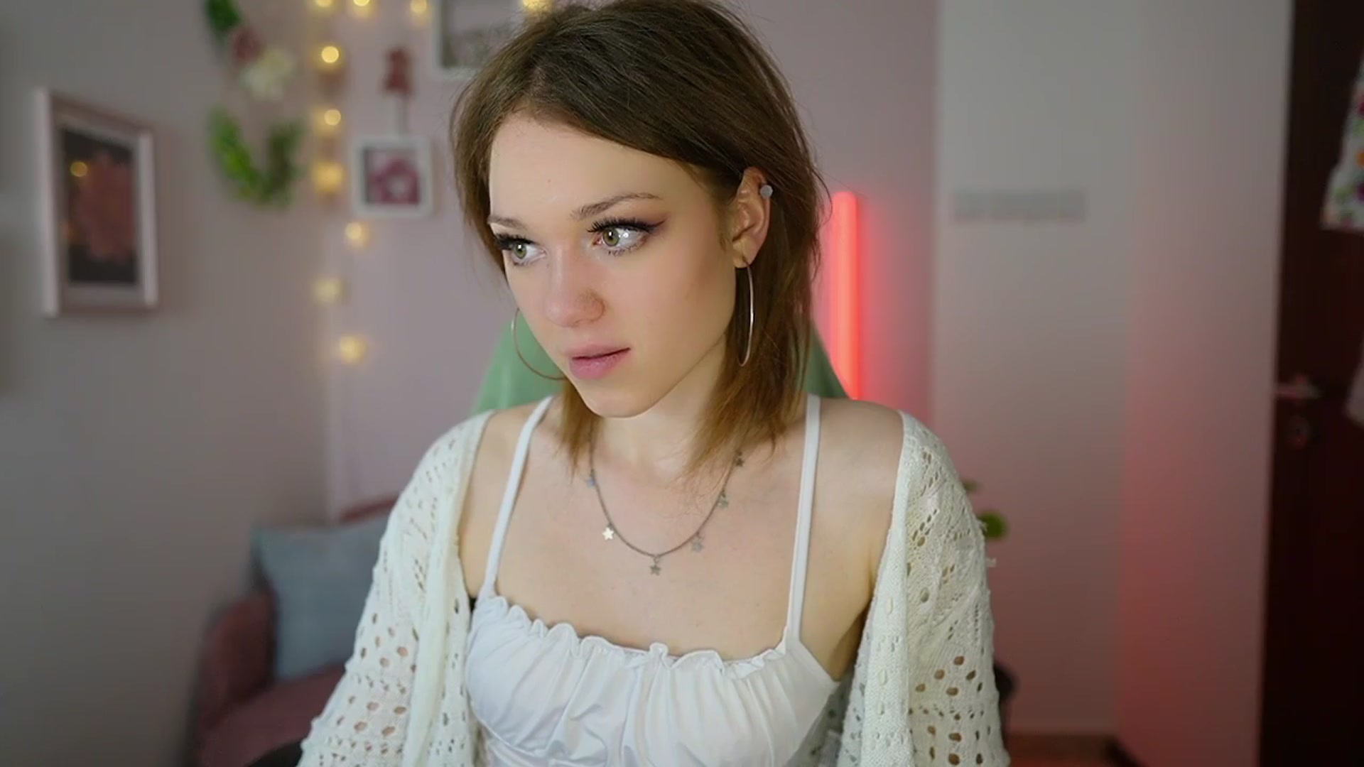 Gallery image thumbnail from Eva_grey18's myfreecams stream on, 03/27/2024, 24:33 image 12 of 20