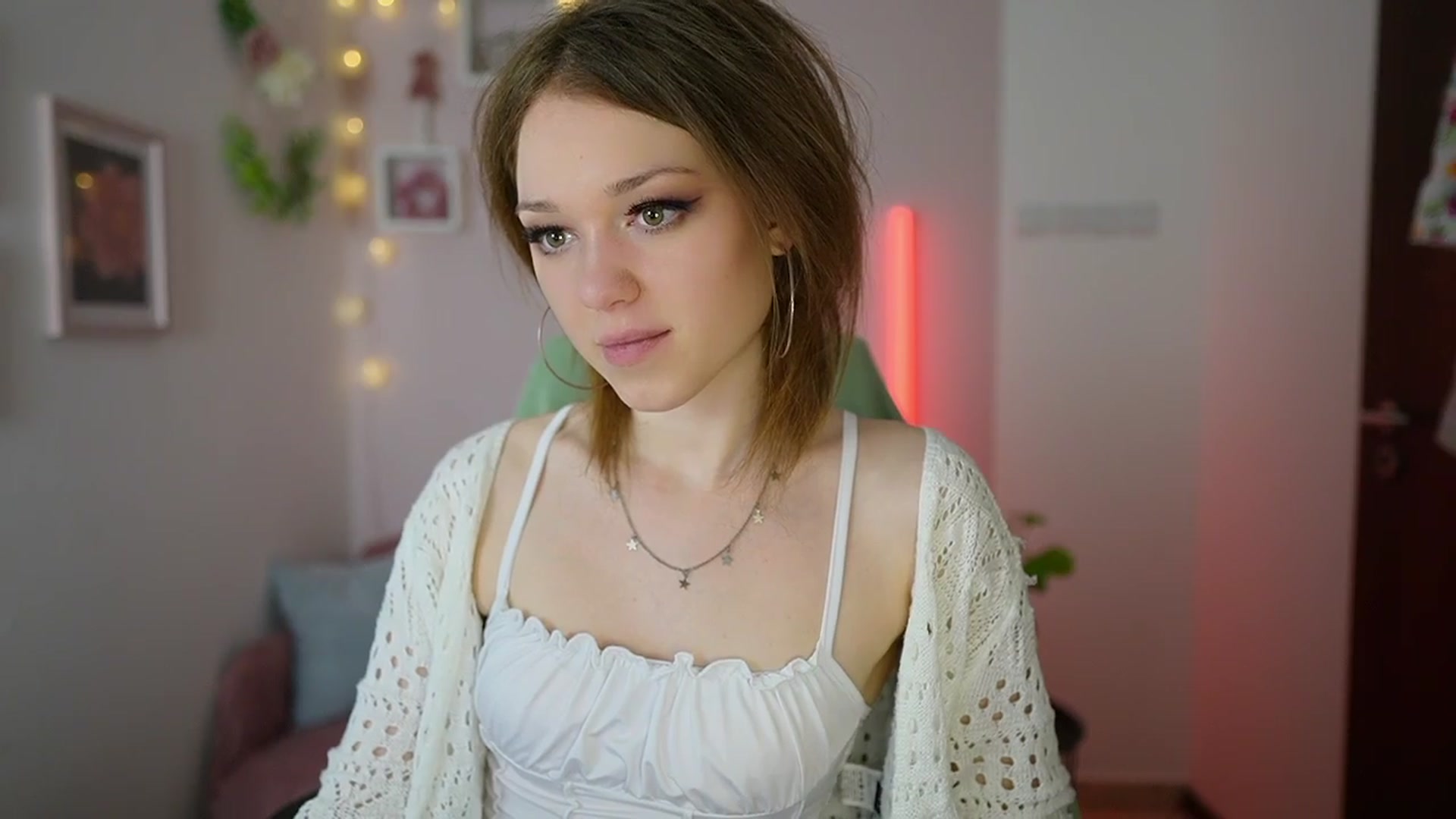 Gallery image thumbnail from Eva_grey18's myfreecams stream on, 03/27/2024, 24:33 image 6 of 20