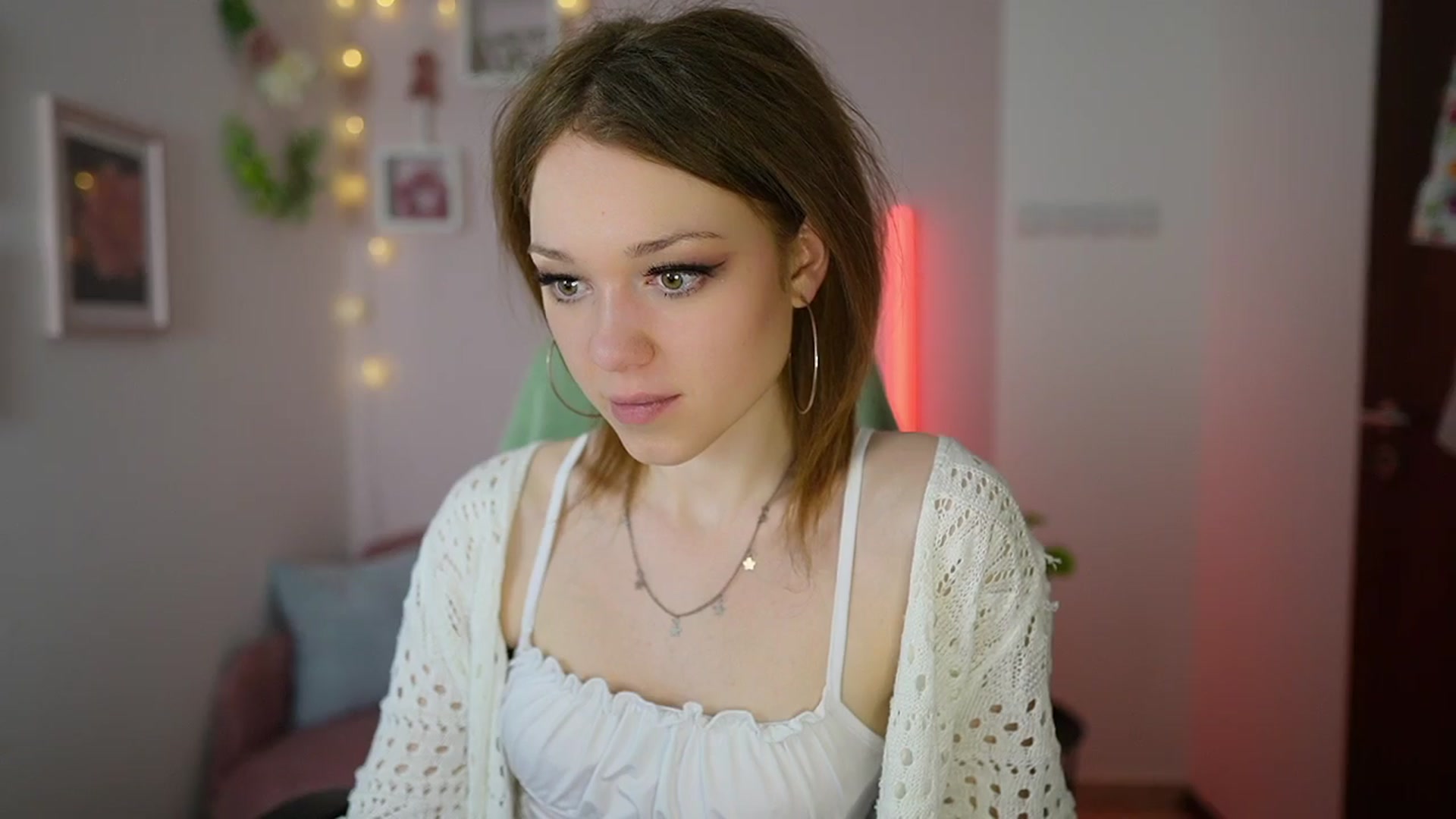 Gallery image thumbnail from Eva_grey18's myfreecams stream on, 03/27/2024, 24:33 image 15 of 20
