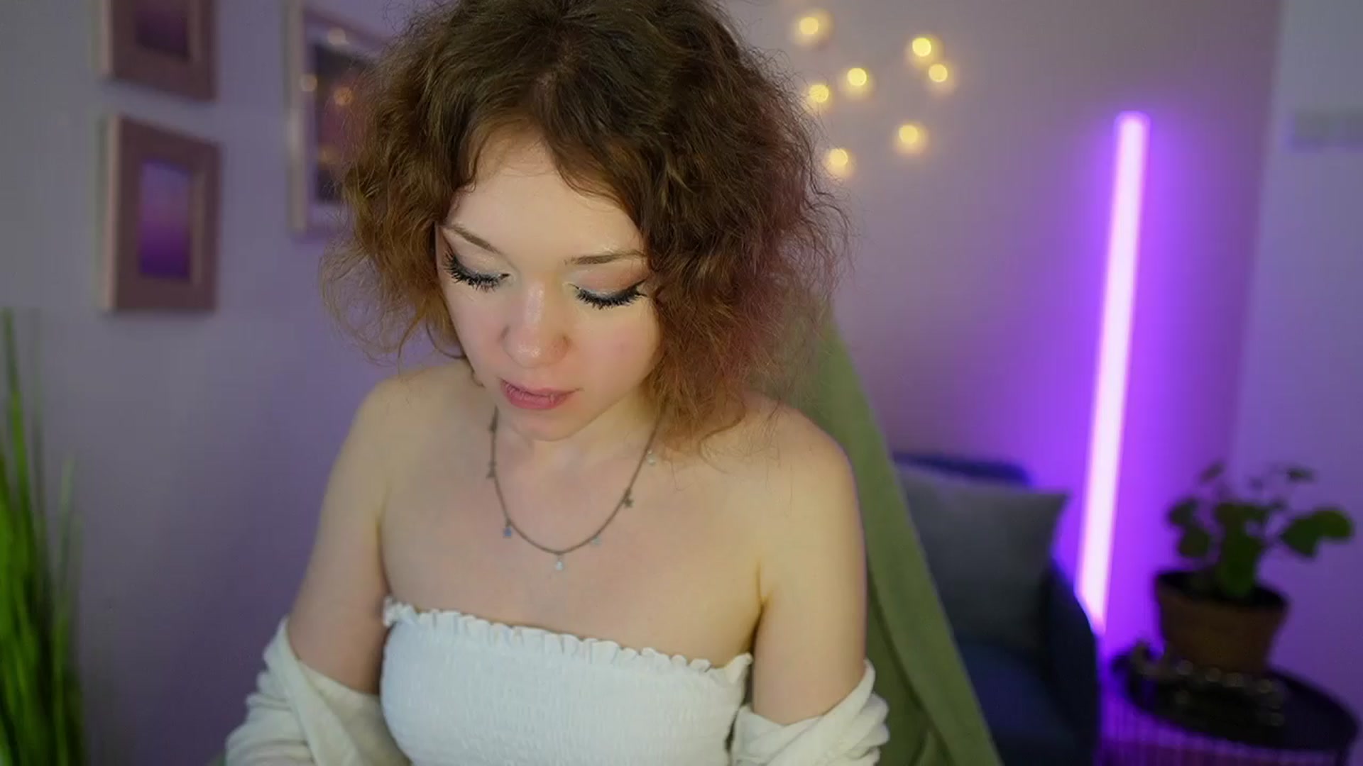 Gallery image thumbnail from Eva_grey18's myfreecams stream on, 04/01/2024, 21:08 image 12 of 20