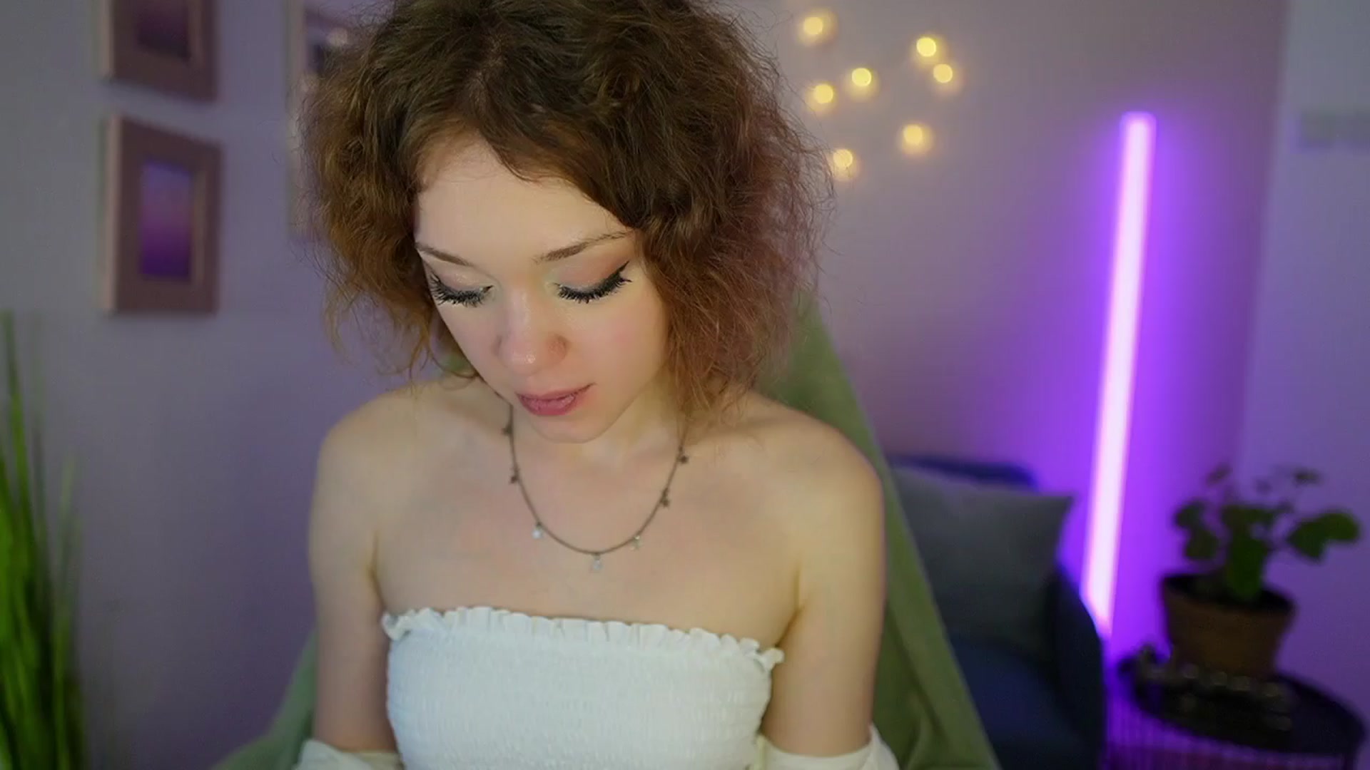 Gallery image thumbnail from Eva_grey18's myfreecams stream on, 04/01/2024, 21:08 image 7 of 20