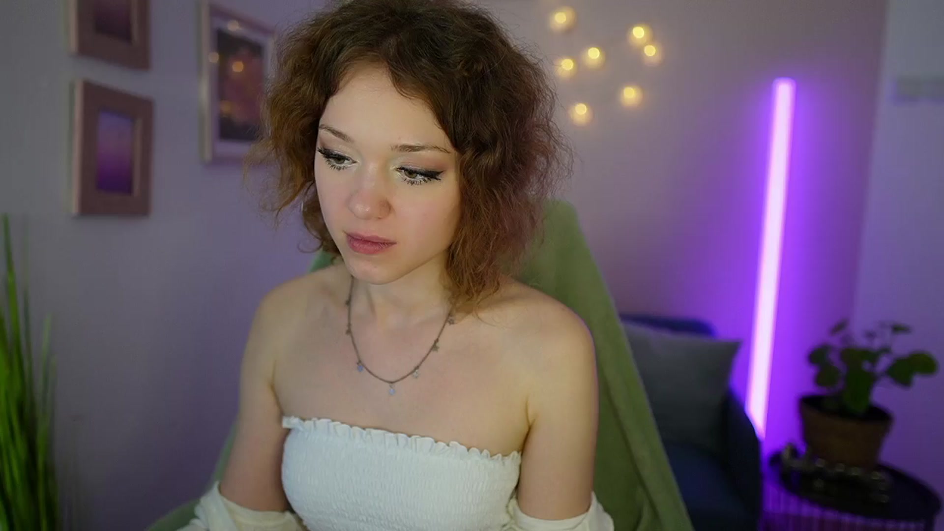 Gallery image thumbnail from Eva_grey18's myfreecams stream on, 04/01/2024, 21:08 image 5 of 20