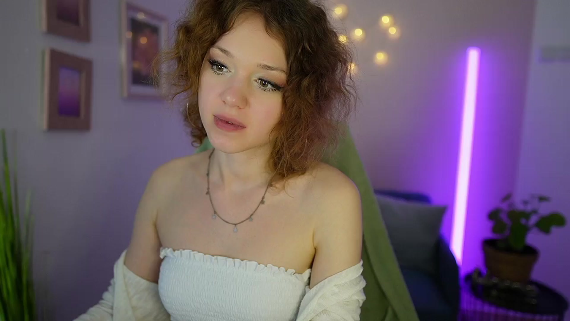 Gallery image thumbnail from Eva_grey18's myfreecams stream on, 04/01/2024, 21:08 image 11 of 20