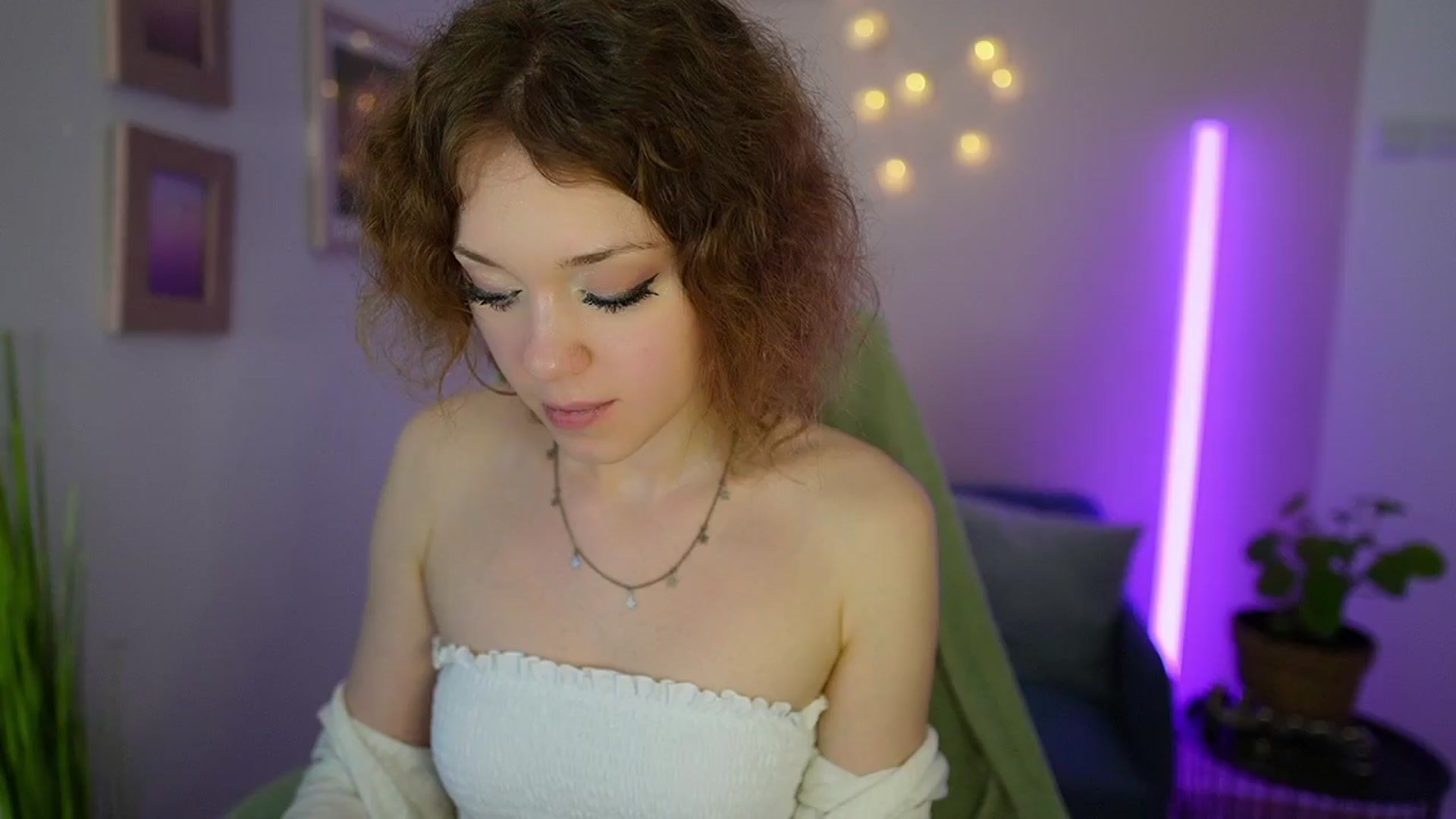 Gallery image thumbnail from Eva_grey18's myfreecams stream on, 04/01/2024, 21:08 image 13 of 20