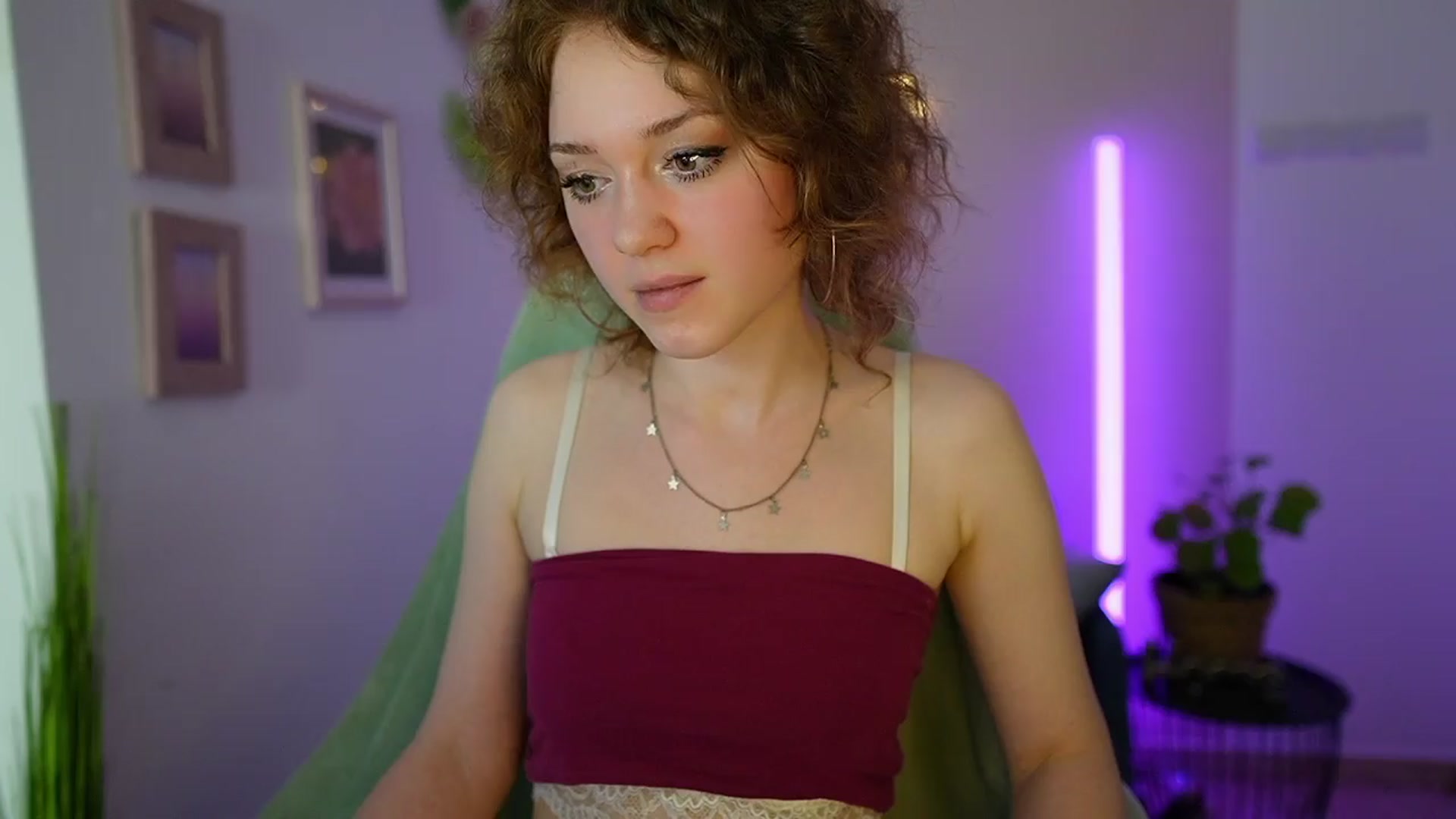 Gallery image thumbnail from Eva_grey18's myfreecams stream on, 04/03/2024, 19:11 image 17 of 20