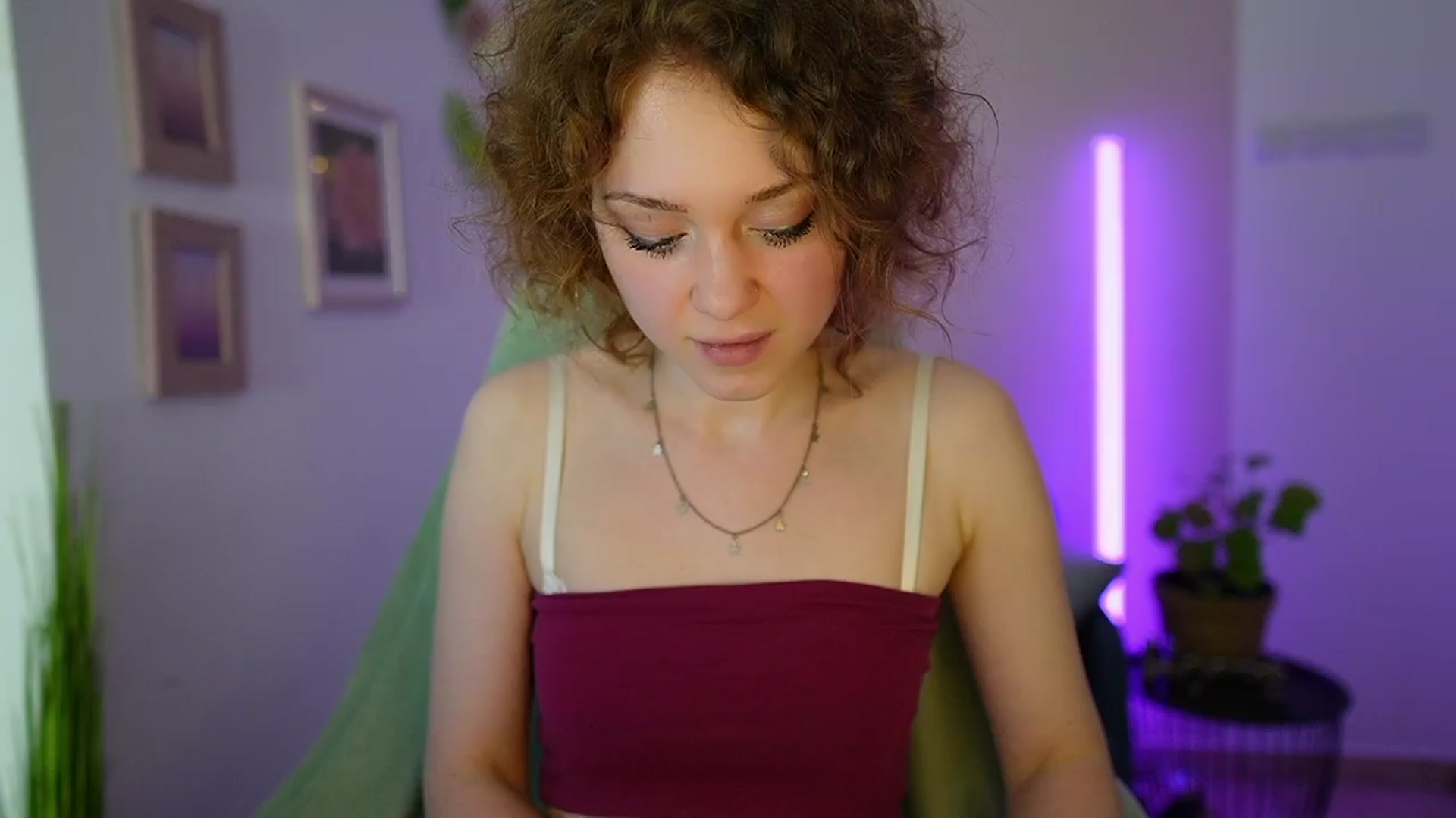 Gallery image thumbnail from Eva_grey18's myfreecams stream on, 04/03/2024, 19:11 image 10 of 20