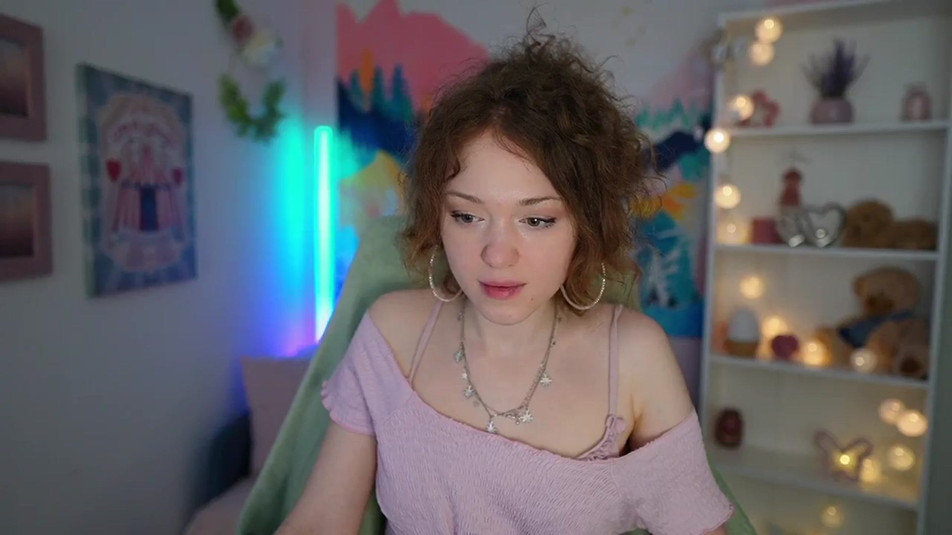 Gallery image thumbnail from Eva_grey18's myfreecams stream on, 05/20/2024, 19:44 image 16 of 20