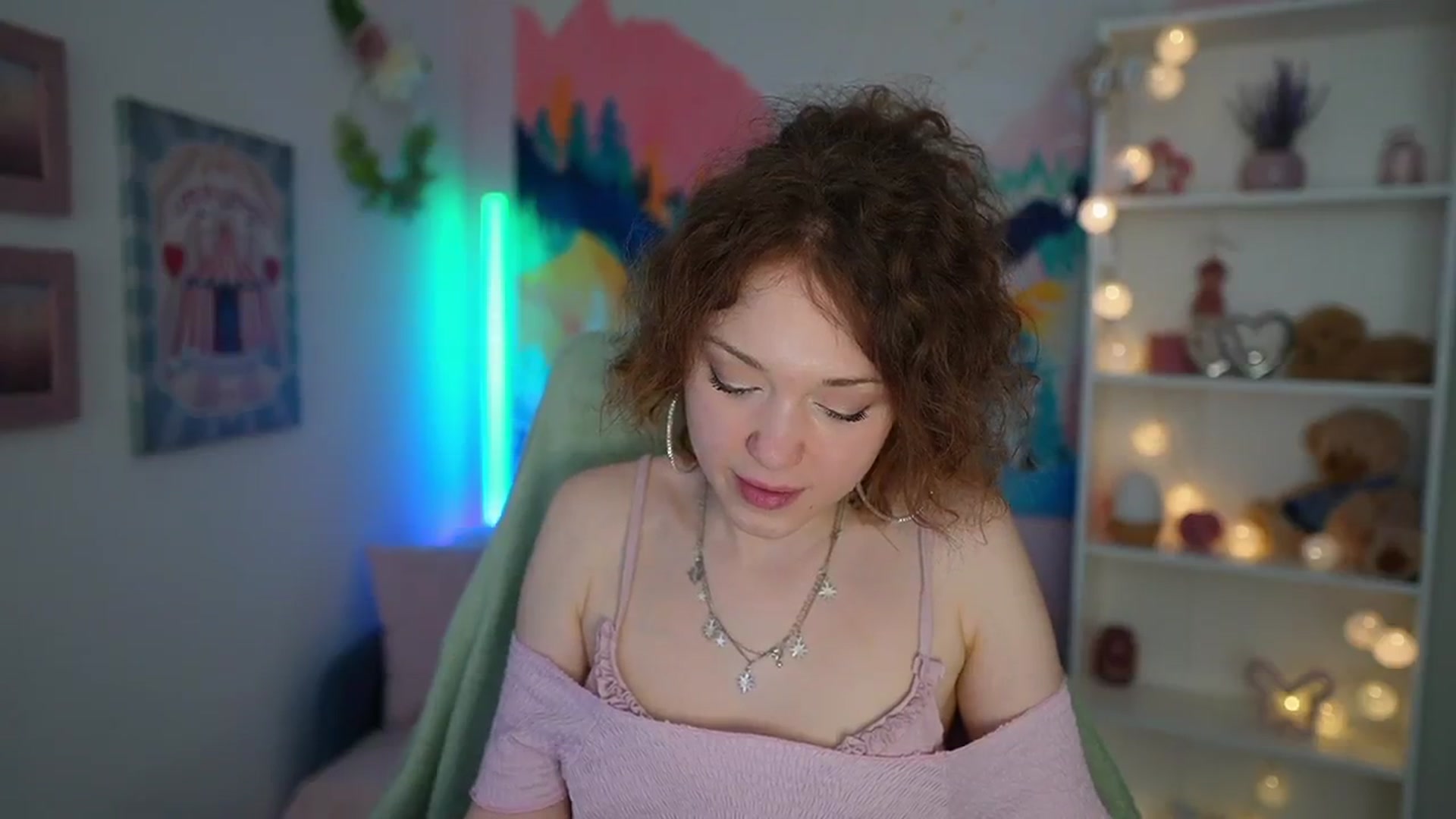 Gallery image thumbnail from Eva_grey18's myfreecams stream on, 05/20/2024, 20:44 image 4 of 20