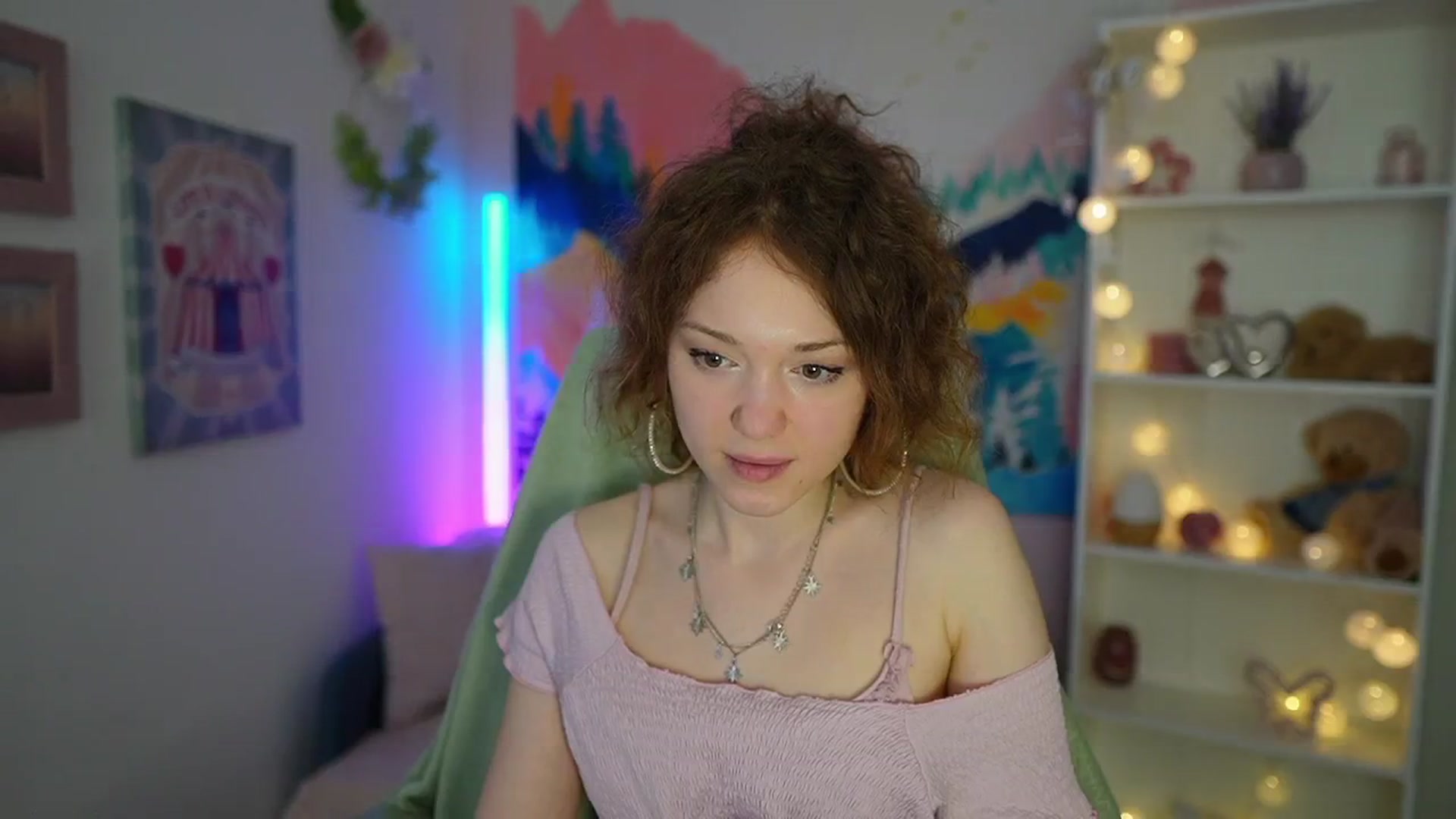 Gallery image thumbnail from Eva_grey18's myfreecams stream on, 05/20/2024, 20:44 image 19 of 20