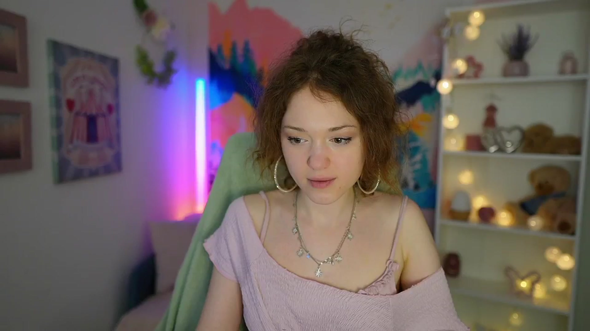 Gallery image thumbnail from Eva_grey18's myfreecams stream on, 05/20/2024, 23:23 image 8 of 20