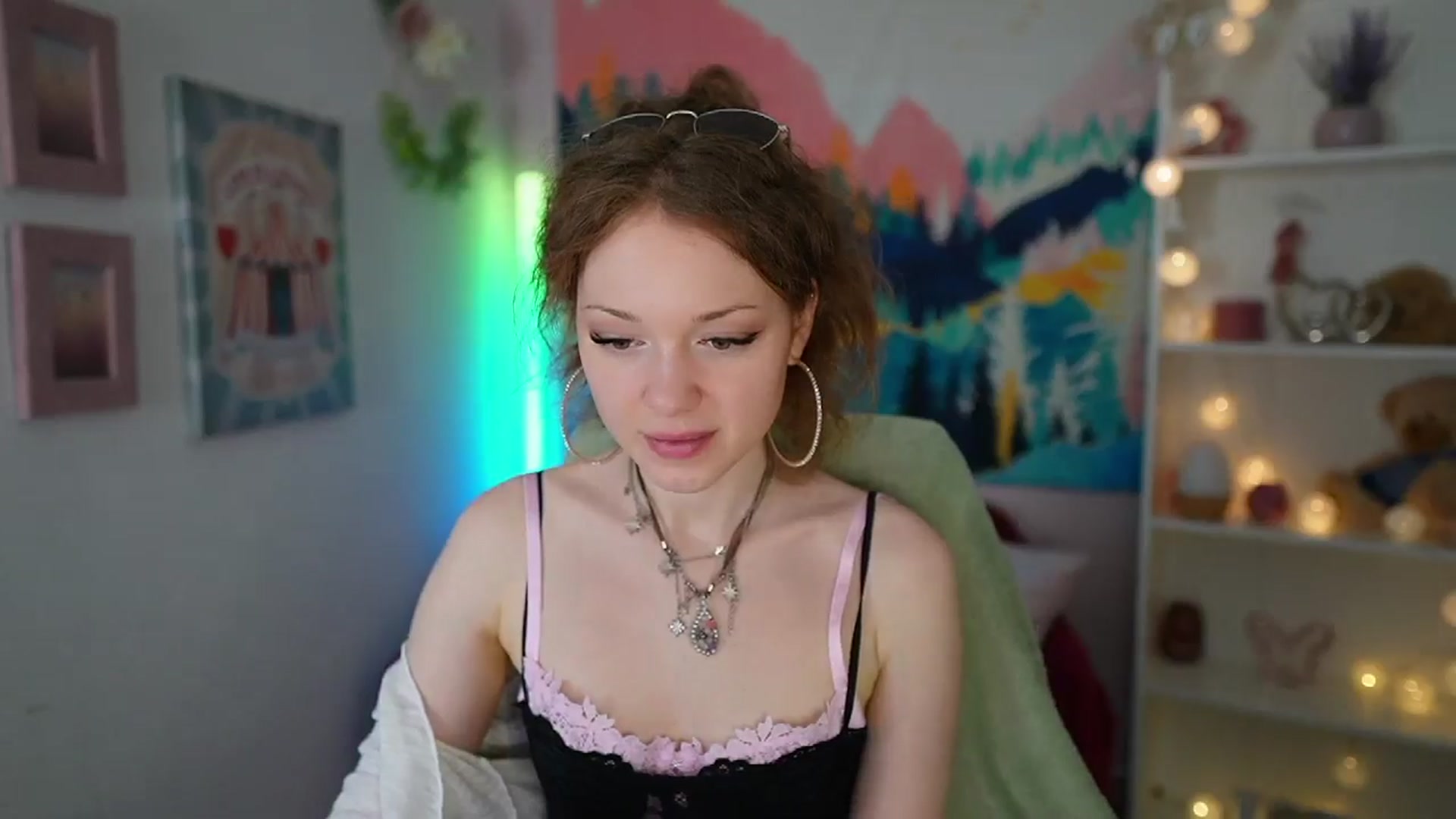 Gallery image thumbnail from Eva_grey18's myfreecams stream on, 06/17/2024, 19:19 image 13 of 20
