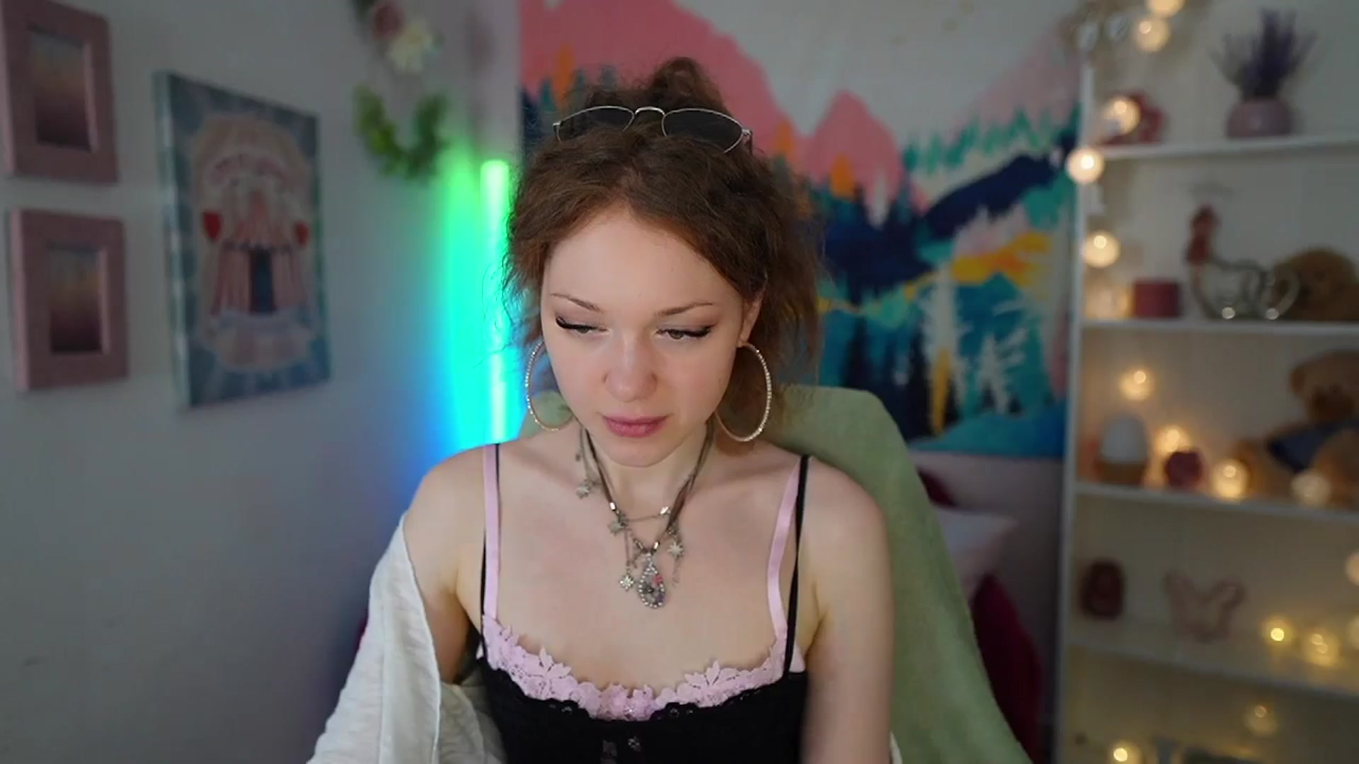 Gallery image thumbnail from Eva_grey18's myfreecams stream on, 06/17/2024, 19:19 image 7 of 20