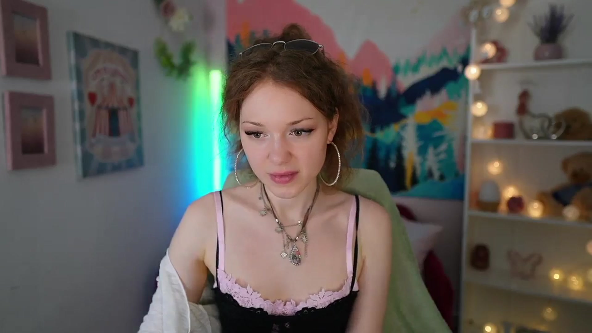 Gallery image thumbnail from Eva_grey18's myfreecams stream on, 06/17/2024, 19:19 image 10 of 20