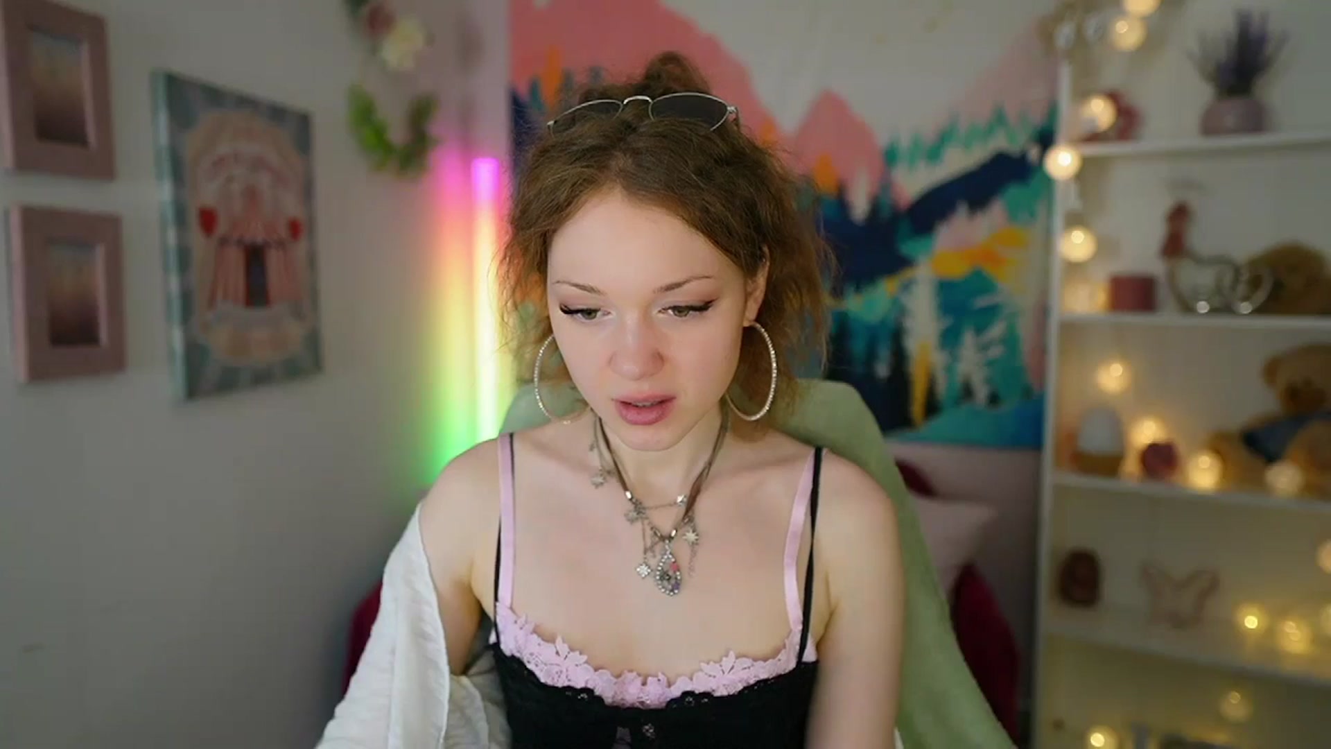 Gallery image thumbnail from Eva_grey18's myfreecams stream on, 06/17/2024, 19:19 image 6 of 20
