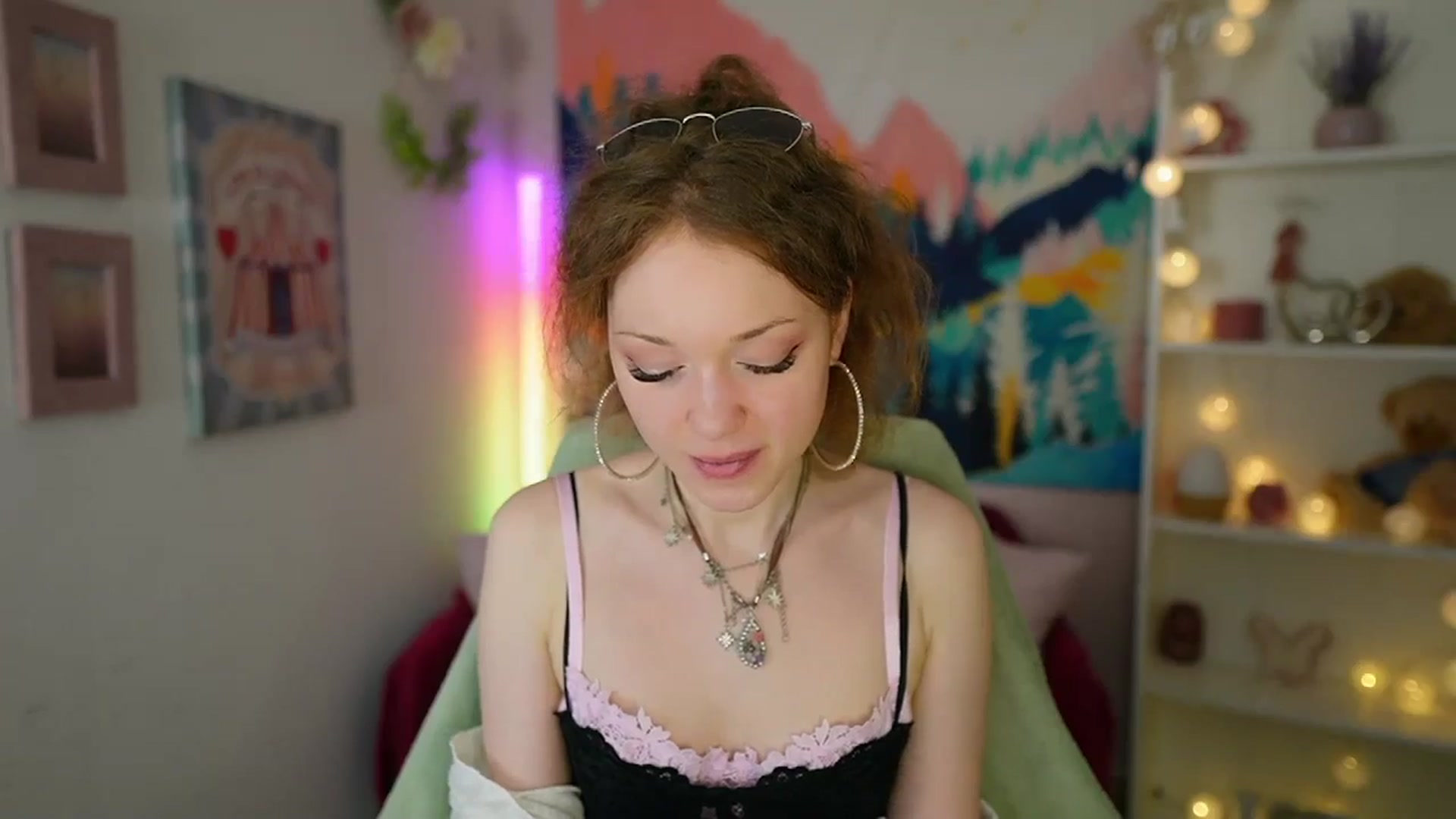 Gallery image thumbnail from Eva_grey18's myfreecams stream on, 06/17/2024, 19:19 image 15 of 20