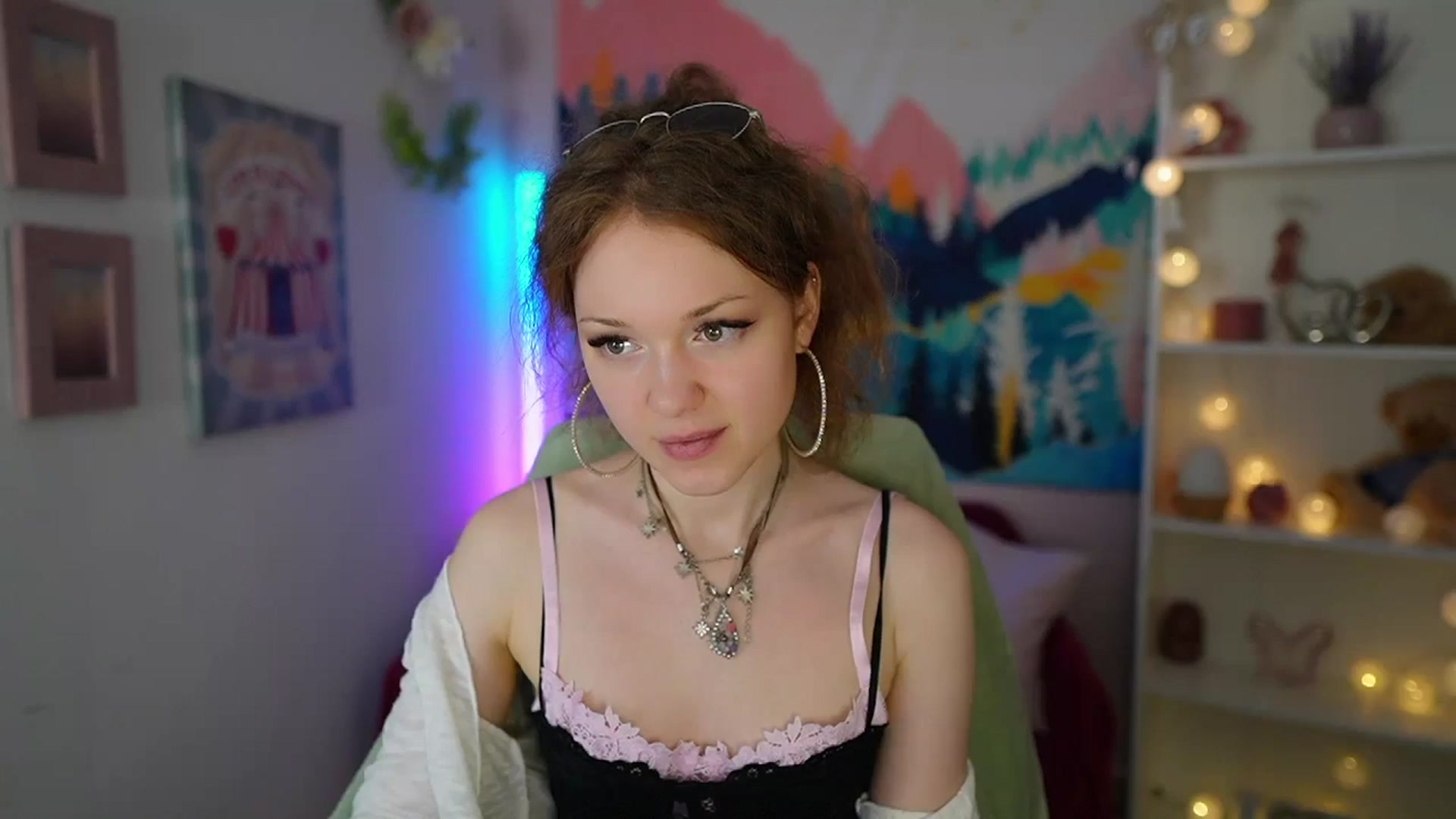 Gallery image thumbnail from Eva_grey18's myfreecams stream on, 06/17/2024, 19:19 image 17 of 20