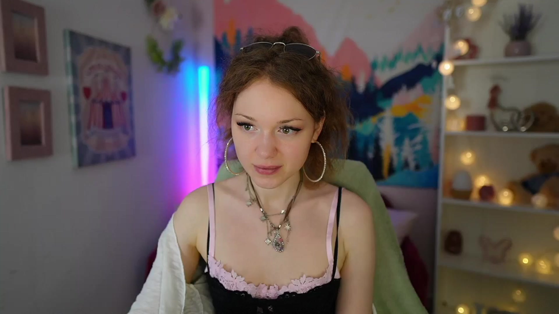 Gallery image thumbnail from Eva_grey18's myfreecams stream on, 06/17/2024, 19:19 image 8 of 20