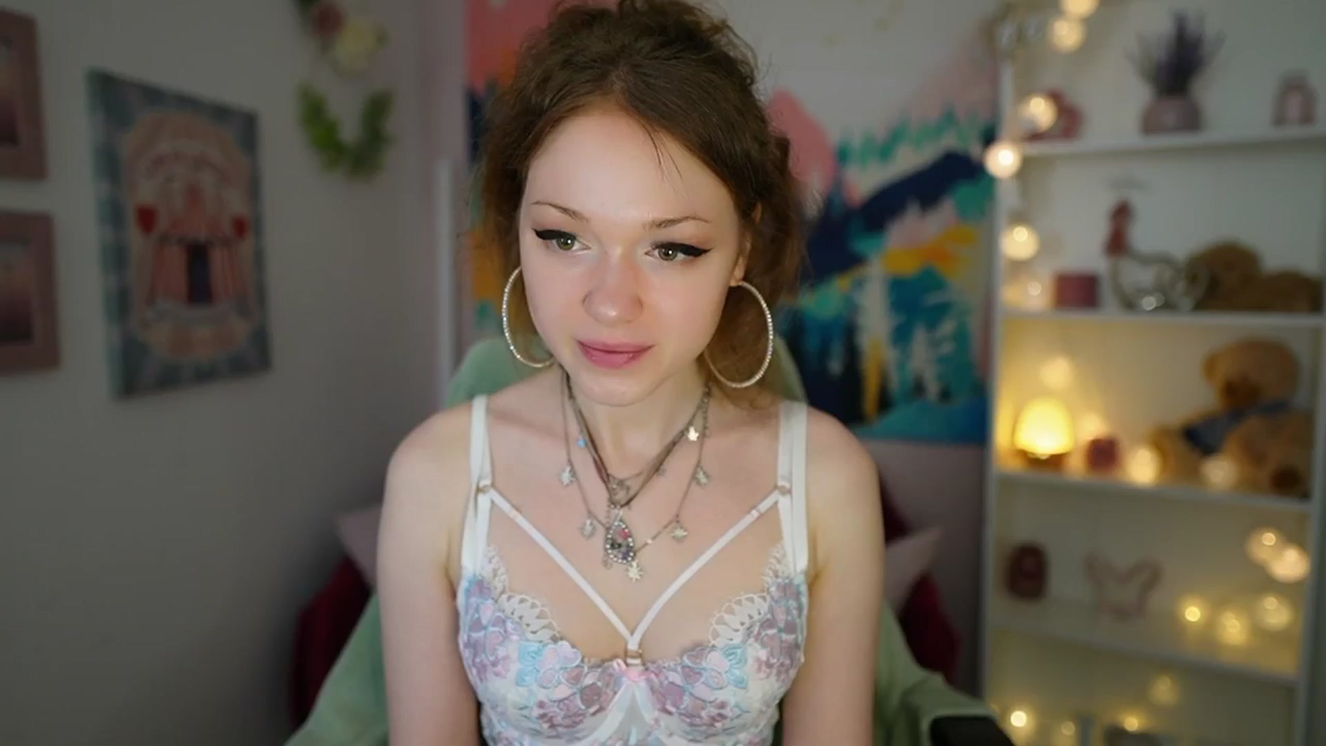 Gallery image thumbnail from Eva_grey18's myfreecams stream on, 06/19/2024, 19:16 image 10 of 20