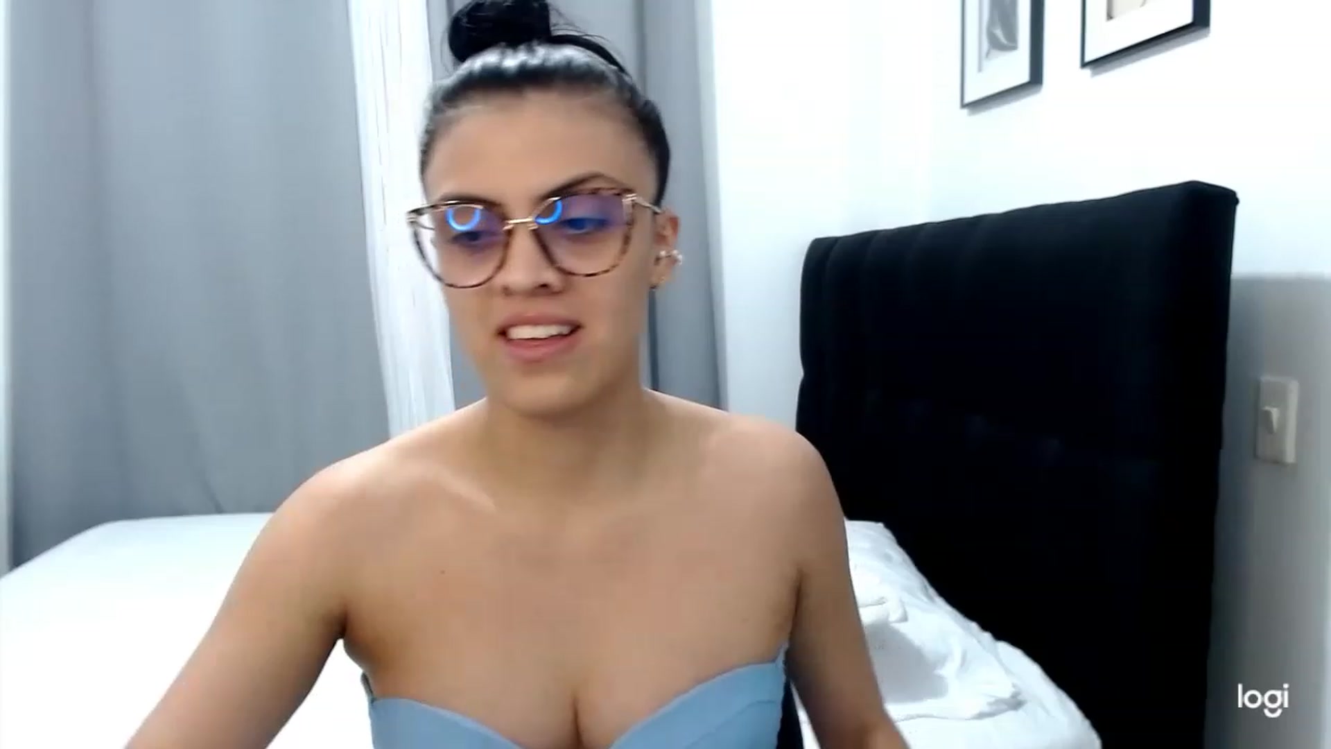 Gallery image thumbnail from Eva_hayek's myfreecams stream on, 03/22/2023, 15:19 image 16 of 20