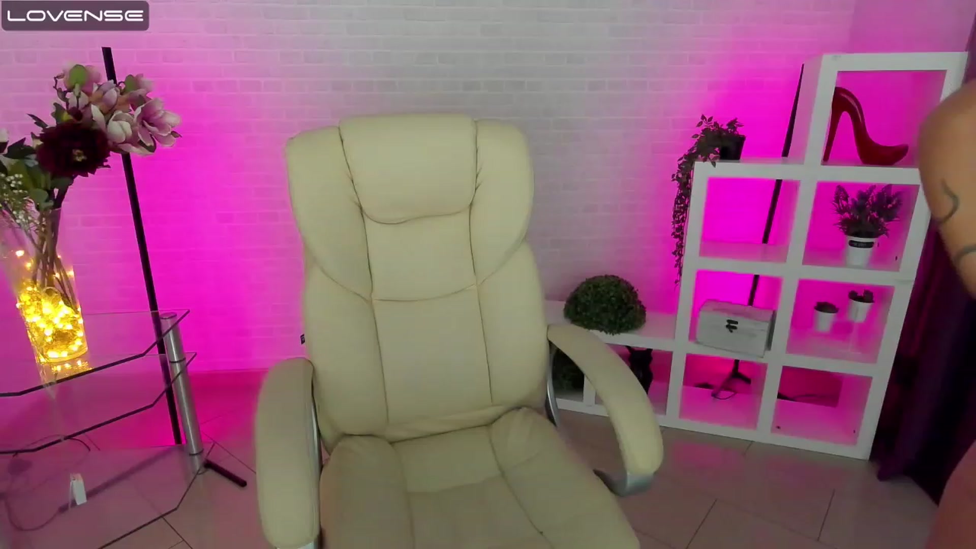 Gallery image thumbnail from EvaaKuniss's myfreecams stream on, 11/26/2022, 16:27 image 10 of 20