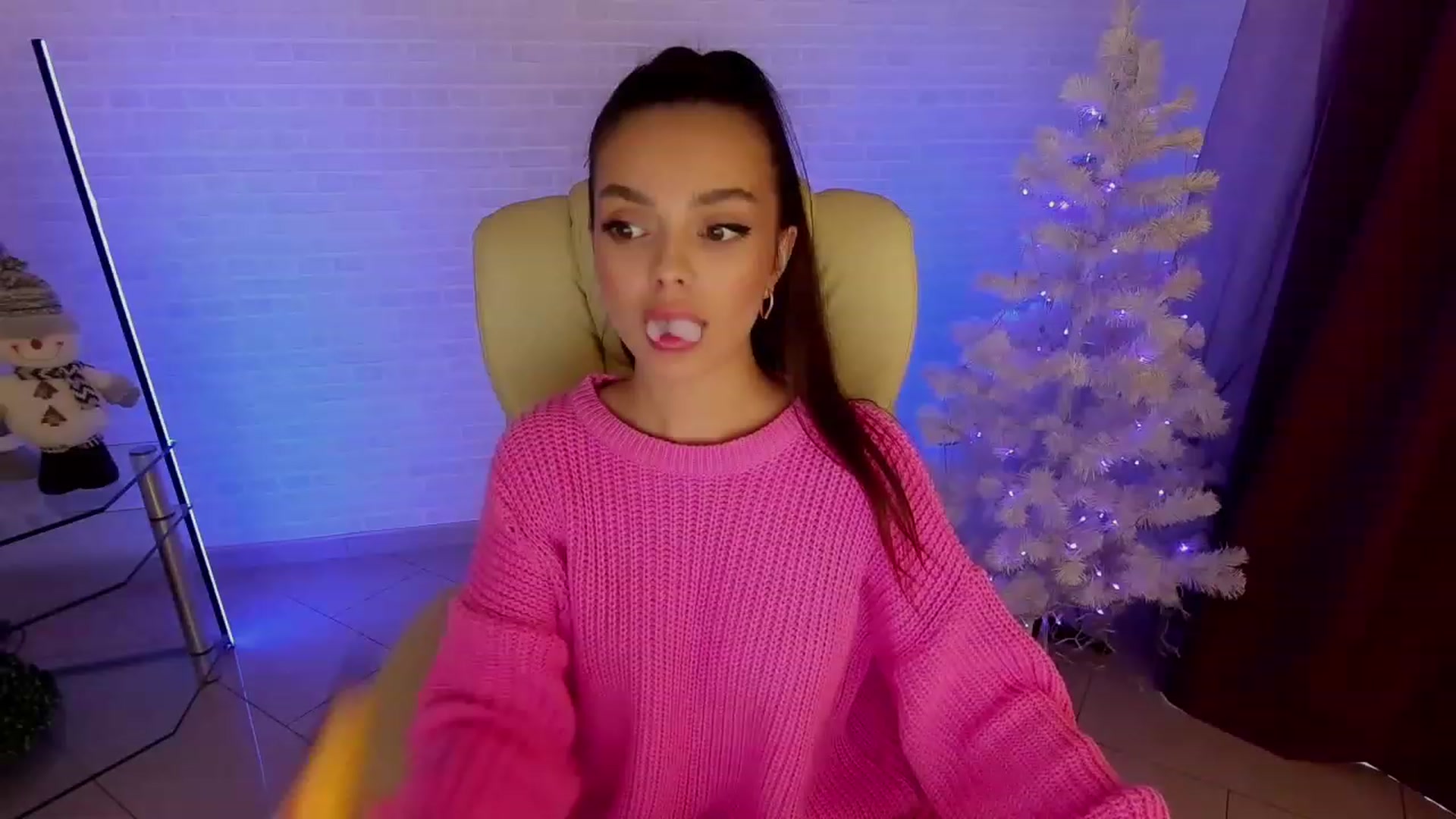 Gallery image thumbnail from EvaaKuniss's myfreecams stream on, 12/21/2022, 07:31 image 7 of 20