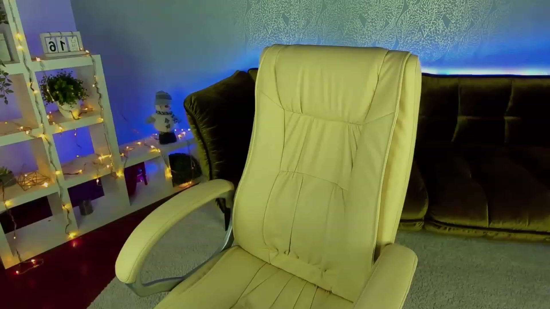 Gallery image thumbnail from EvaaKuniss's myfreecams stream on, 12/22/2022, 09:47 image 1 of 20