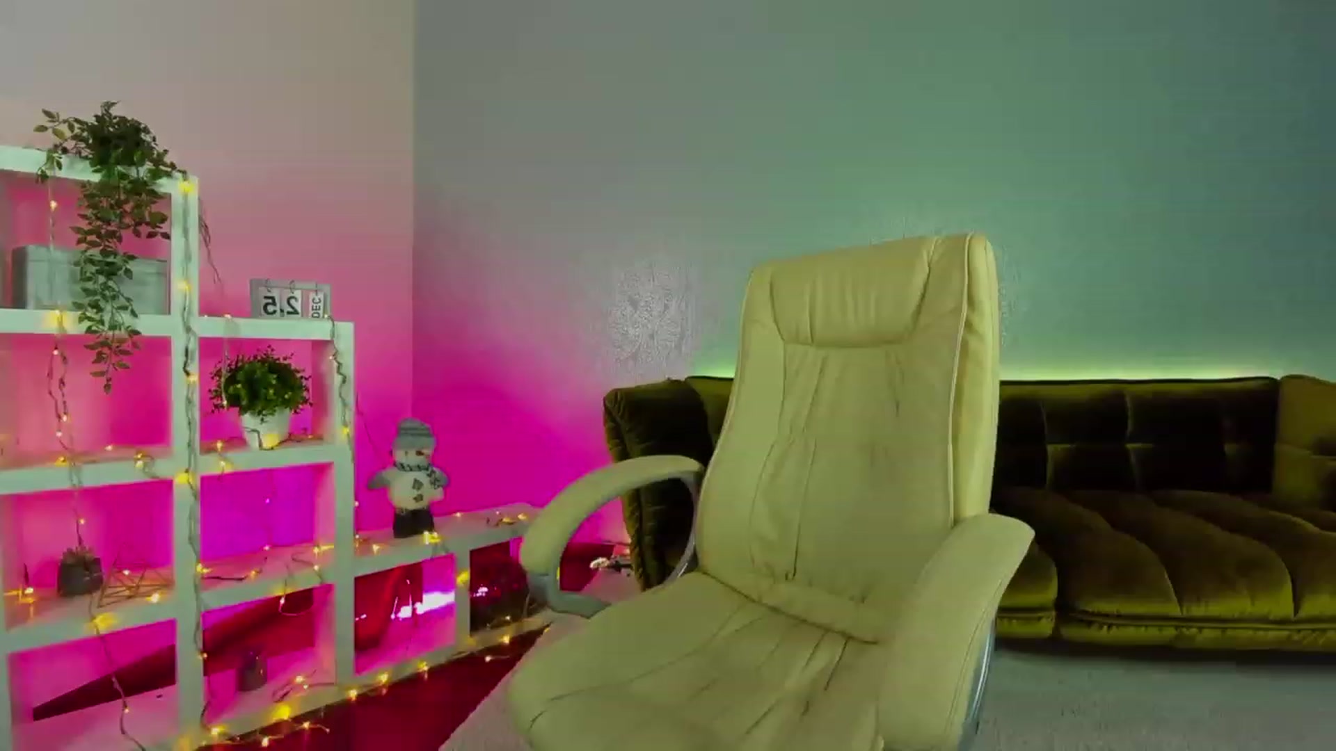 Gallery image thumbnail from EvaaKuniss's myfreecams stream on, 12/26/2022, 08:19 image 16 of 20
