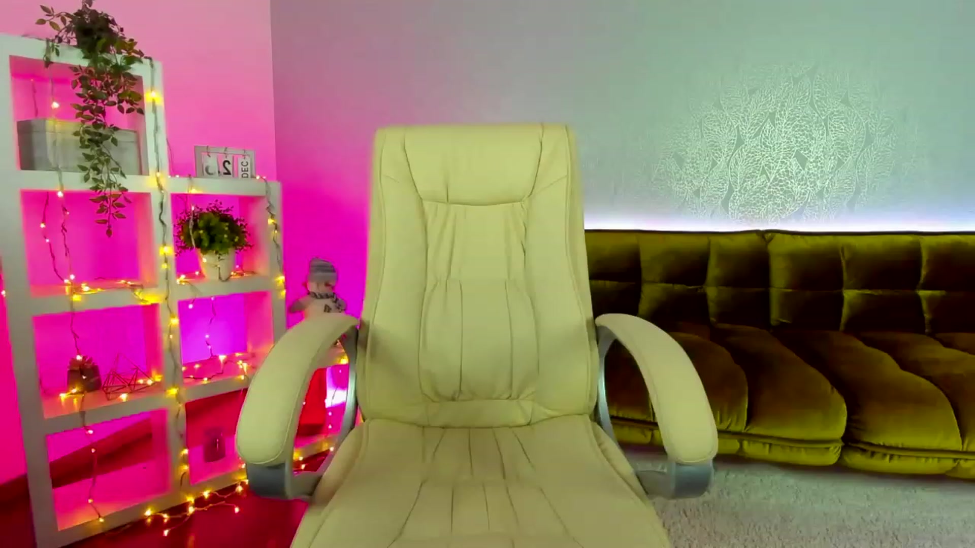 Gallery image thumbnail from EvaaKuniss's myfreecams stream on, 12/27/2022, 08:34 image 13 of 20