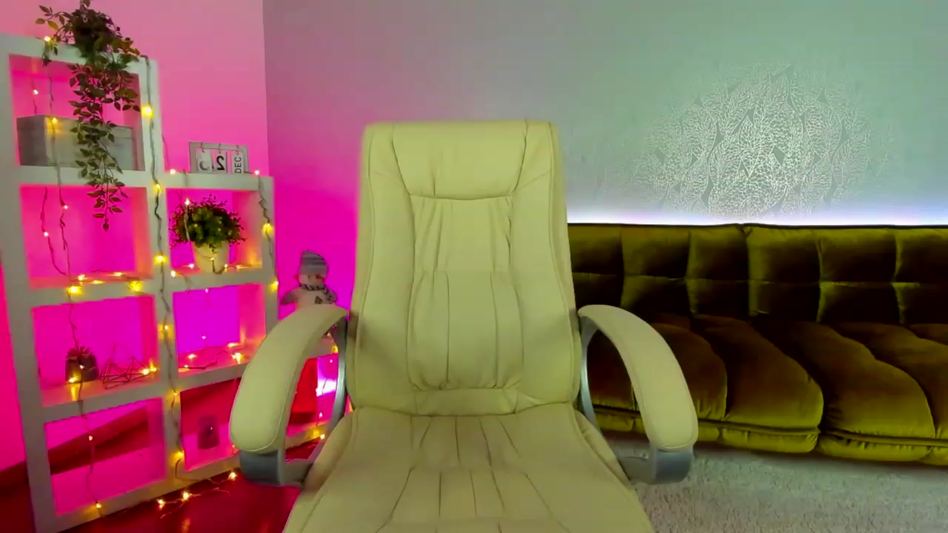 Gallery image thumbnail from EvaaKuniss's myfreecams stream on, 12/27/2022, 08:34 image 17 of 20