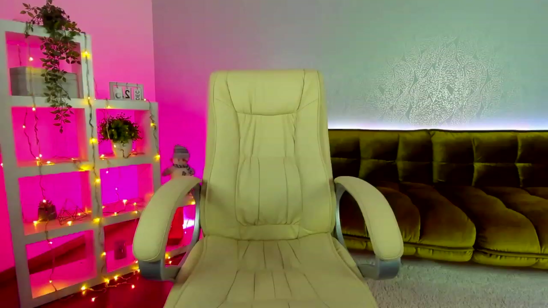 Gallery image thumbnail from EvaaKuniss's myfreecams stream on, 12/27/2022, 08:34 image 18 of 20