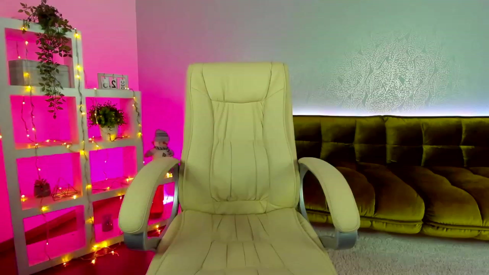 Gallery image thumbnail from EvaaKuniss's myfreecams stream on, 12/27/2022, 08:34 image 15 of 20