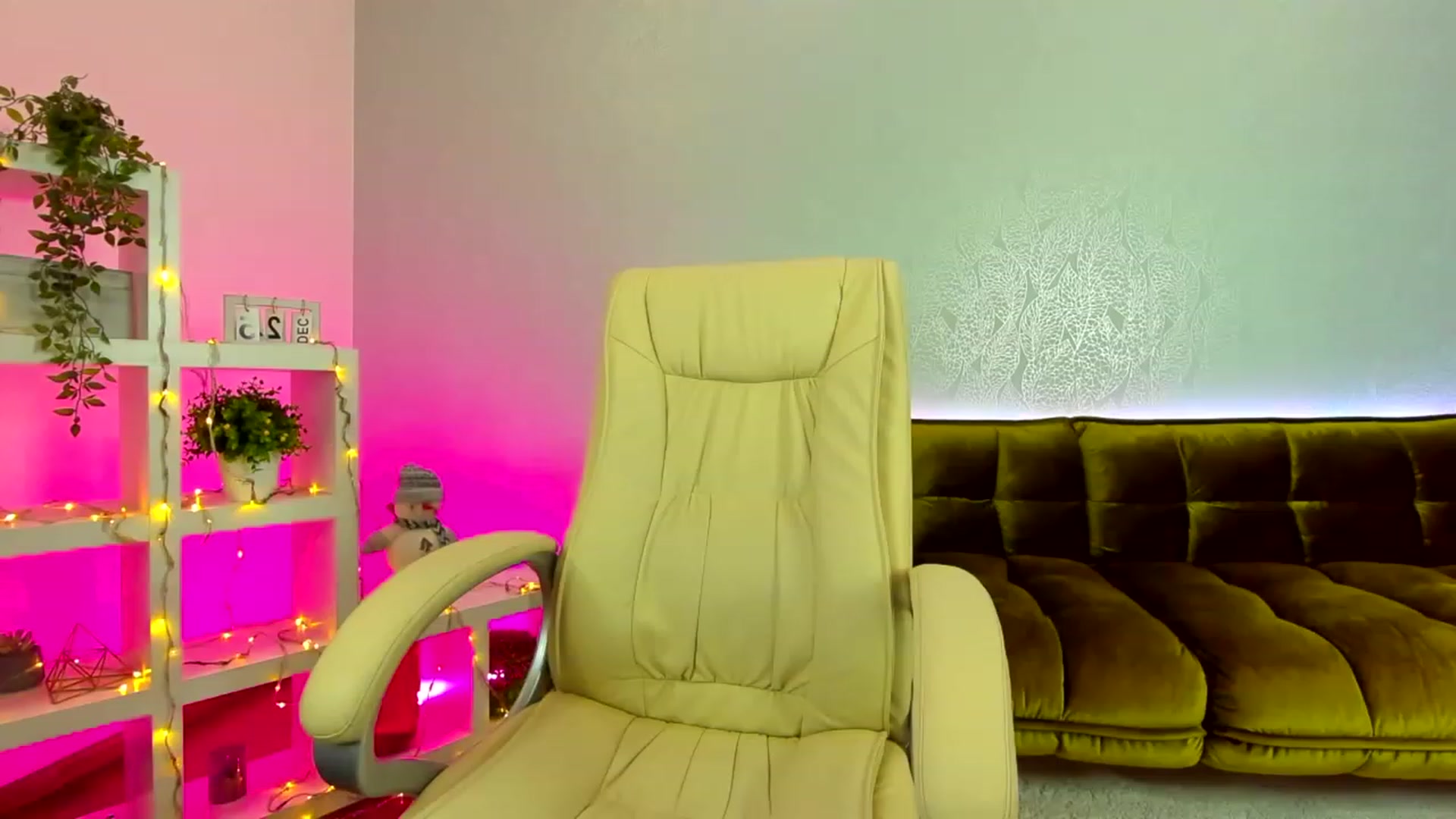Gallery image thumbnail from EvaaKuniss's myfreecams stream on, 12/27/2022, 11:40 image 6 of 20