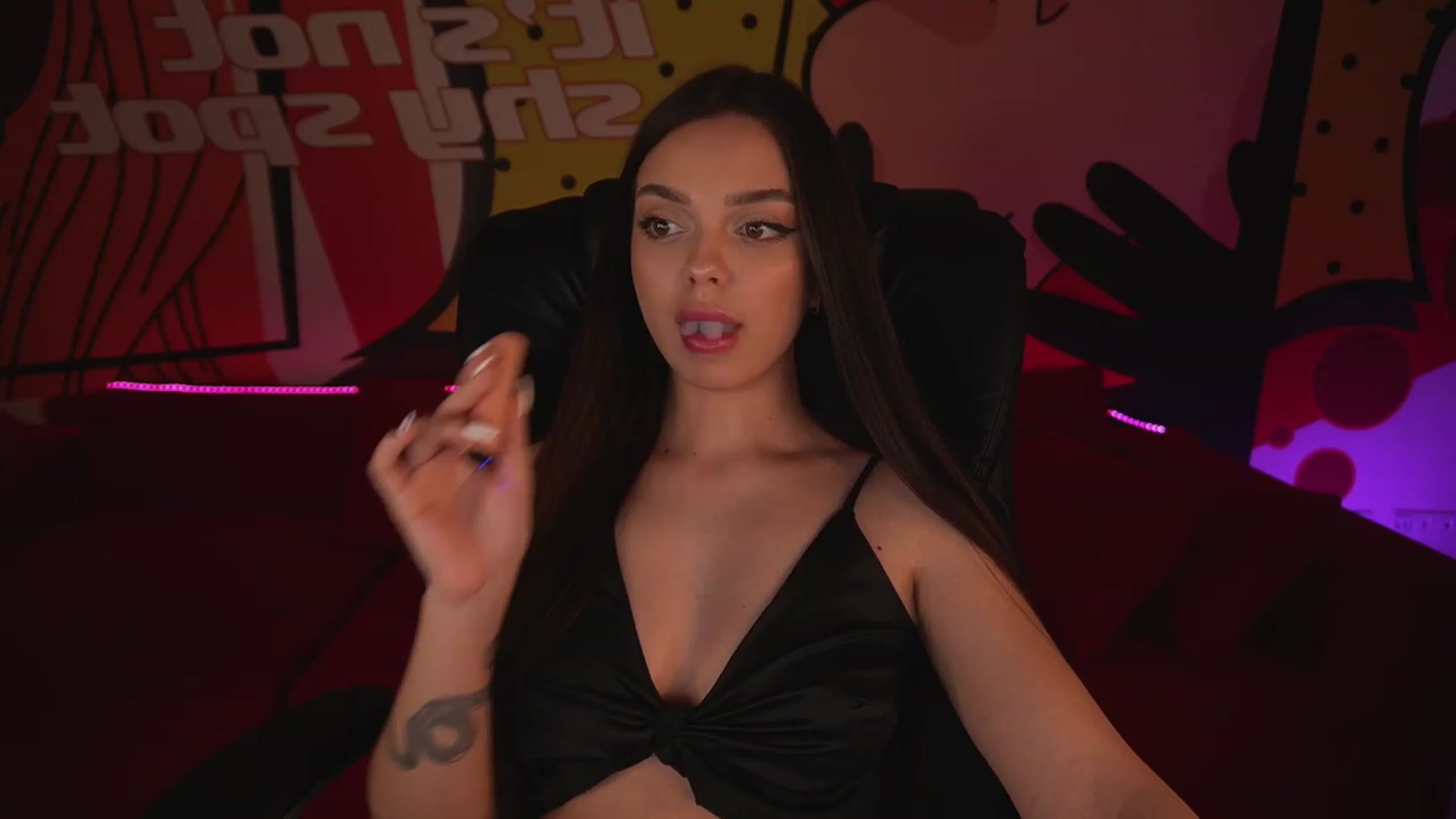 Gallery image thumbnail from EvaaKuniss's myfreecams stream on, 02/01/2023, 10:41 image 1 of 20