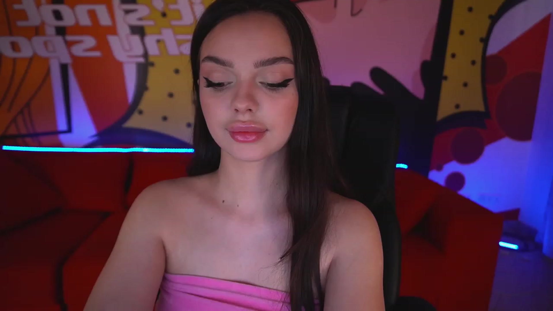 Gallery image thumbnail from EvaaKuniss's myfreecams stream on, 02/16/2023, 08:46 image 16 of 20
