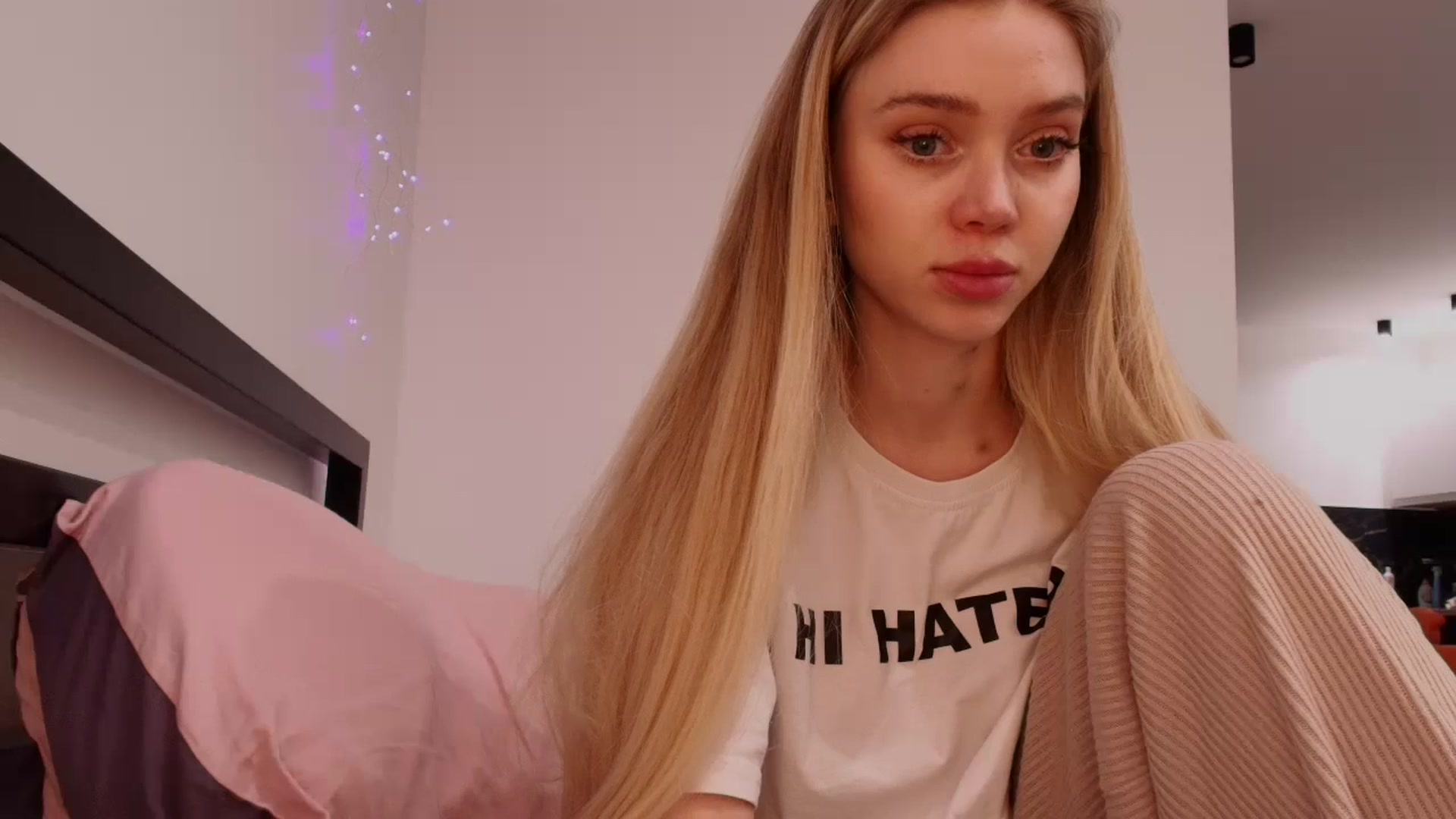 Gallery image thumbnail from Evali's myfreecams stream on, 04/05/2026, 19:11 image 17 of 20