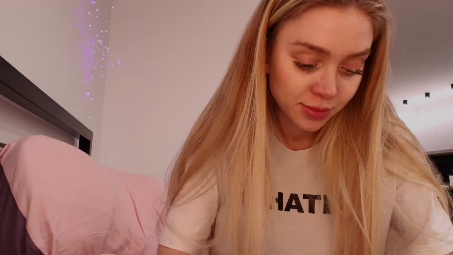 Gallery image thumbnail from Evali's myfreecams stream on, 04/05/2026, 19:11 image 15 of 20