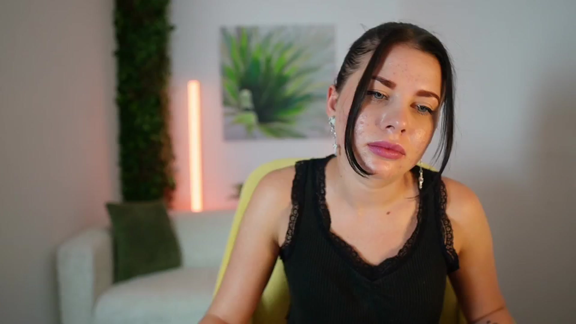 Gallery image thumbnail from Eve_Bardot's myfreecams stream on, 10/14/2024, 14:54 image 18 of 20