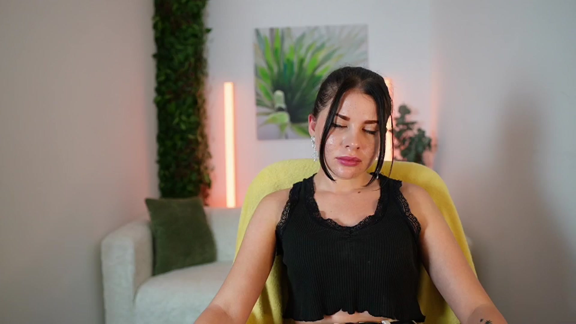 Gallery image thumbnail from Eve_Bardot's myfreecams stream on, 10/14/2024, 18:03 image 19 of 20