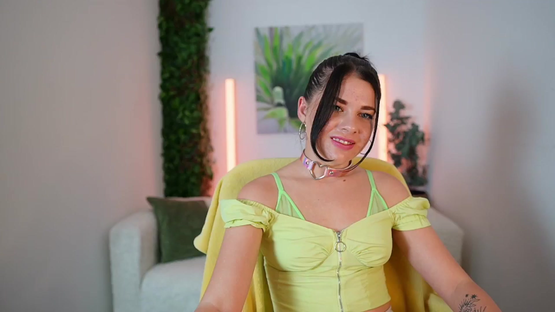 Gallery image thumbnail from Eve_Bardot's myfreecams stream on, 10/16/2024, 18:05 image 8 of 20