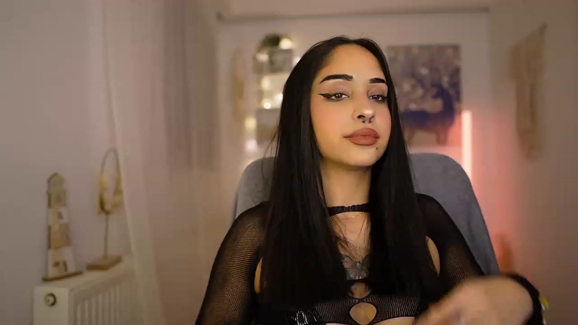 Gallery image thumbnail from Eve_Sweet18's myfreecams stream on, 01/24/2024, 20:12 image 19 of 20