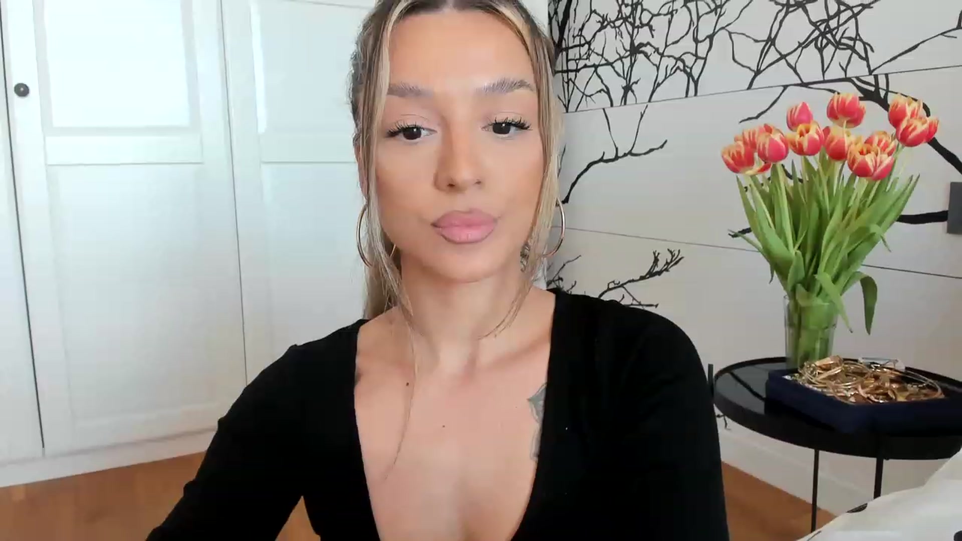 Gallery image thumbnail from Eve___'s myfreecams stream on, 03/02/2023, 13:23 image 9 of 20