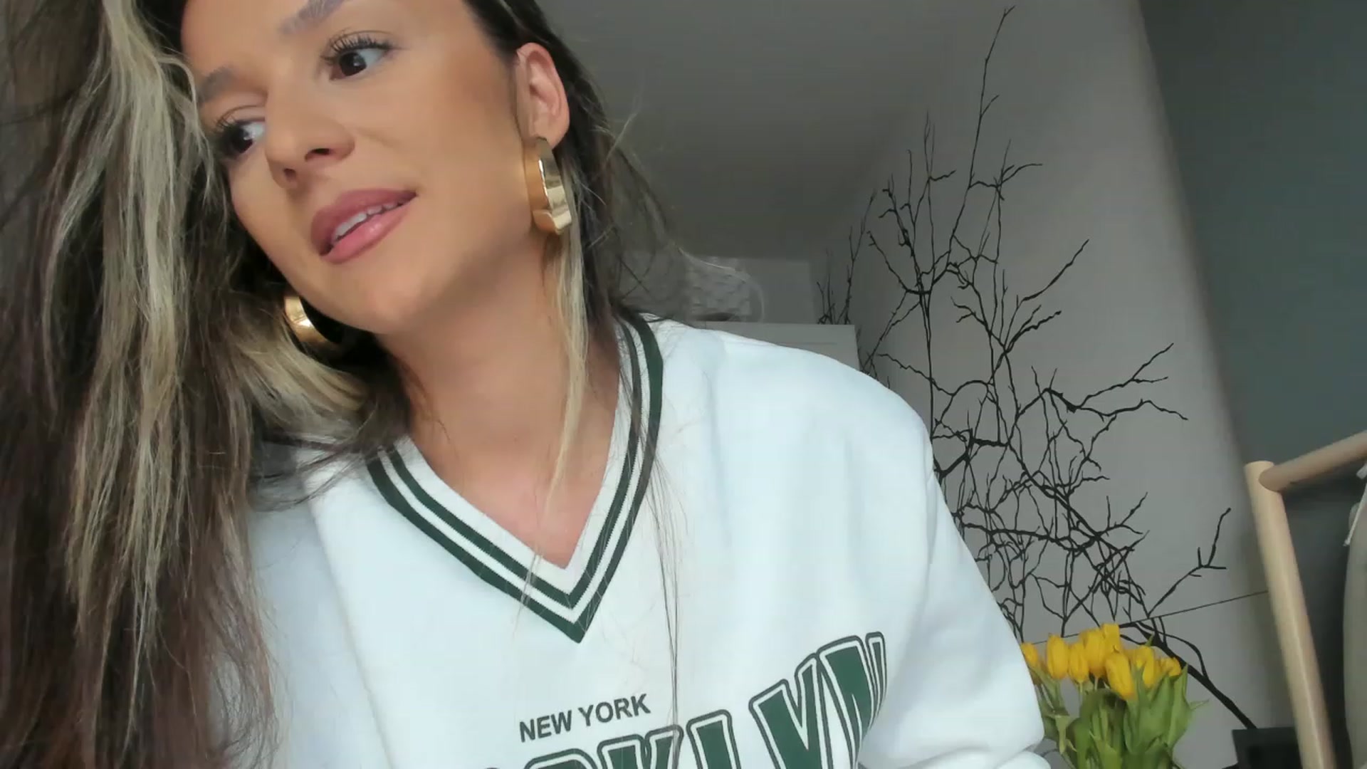 Gallery image thumbnail from Eve___'s myfreecams stream on, 03/10/2023, 15:43 image 15 of 20