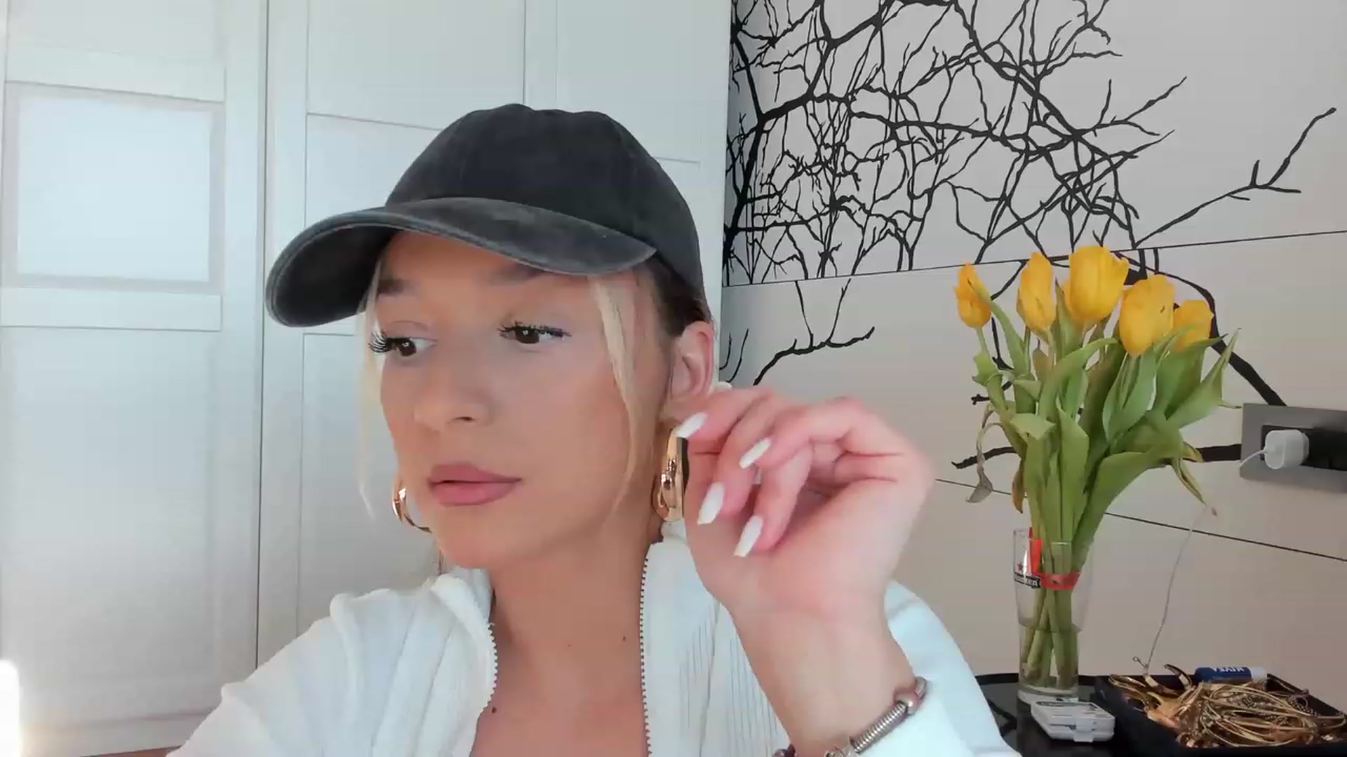 Gallery image thumbnail from Eve___'s myfreecams stream on, 03/12/2023, 15:19 image 1 of 20